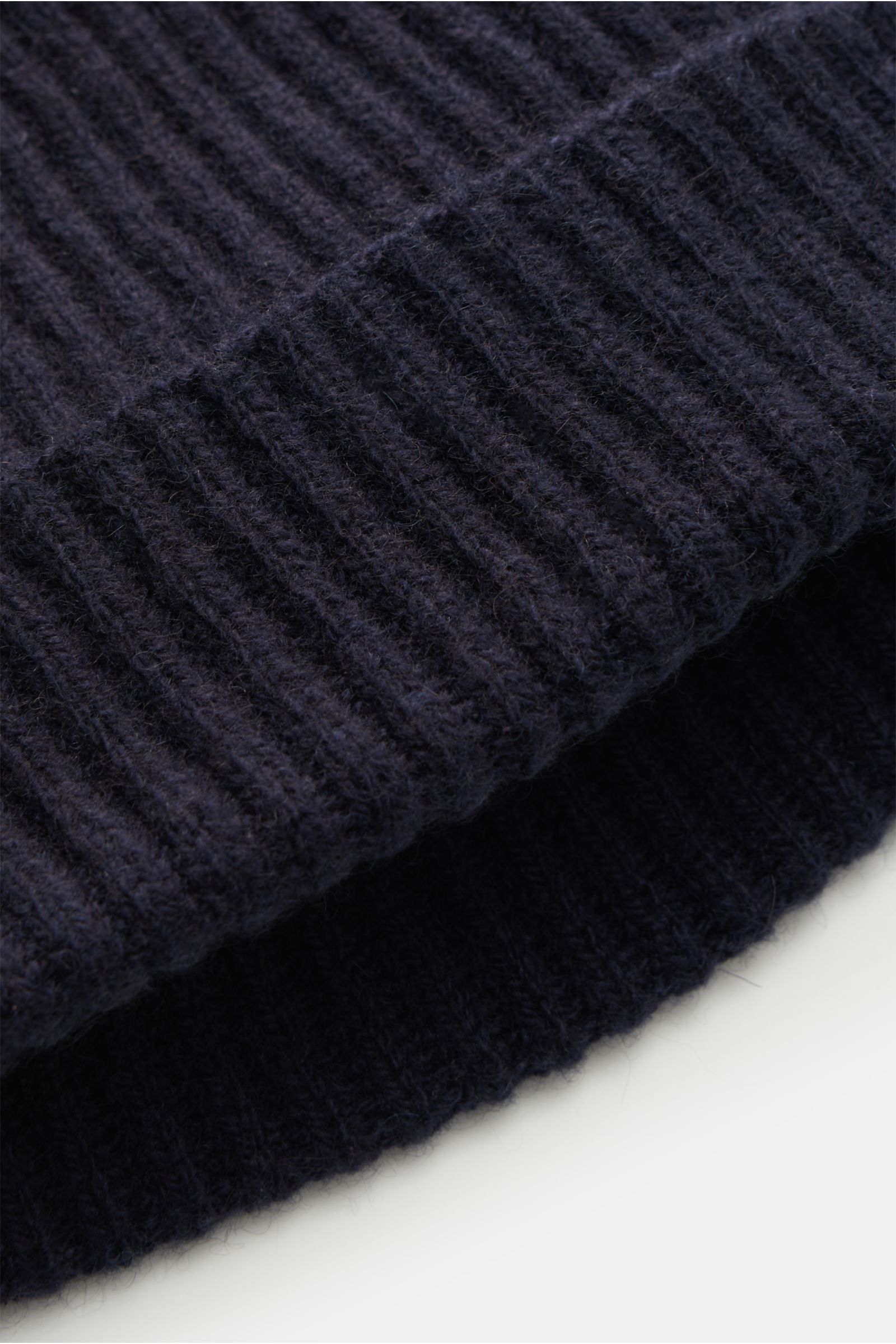 Close-up front angle of Cruciani Cashmere Mütze navy showing fine ribbed patent knit in soft pure cashmere with a narrow cuff.
