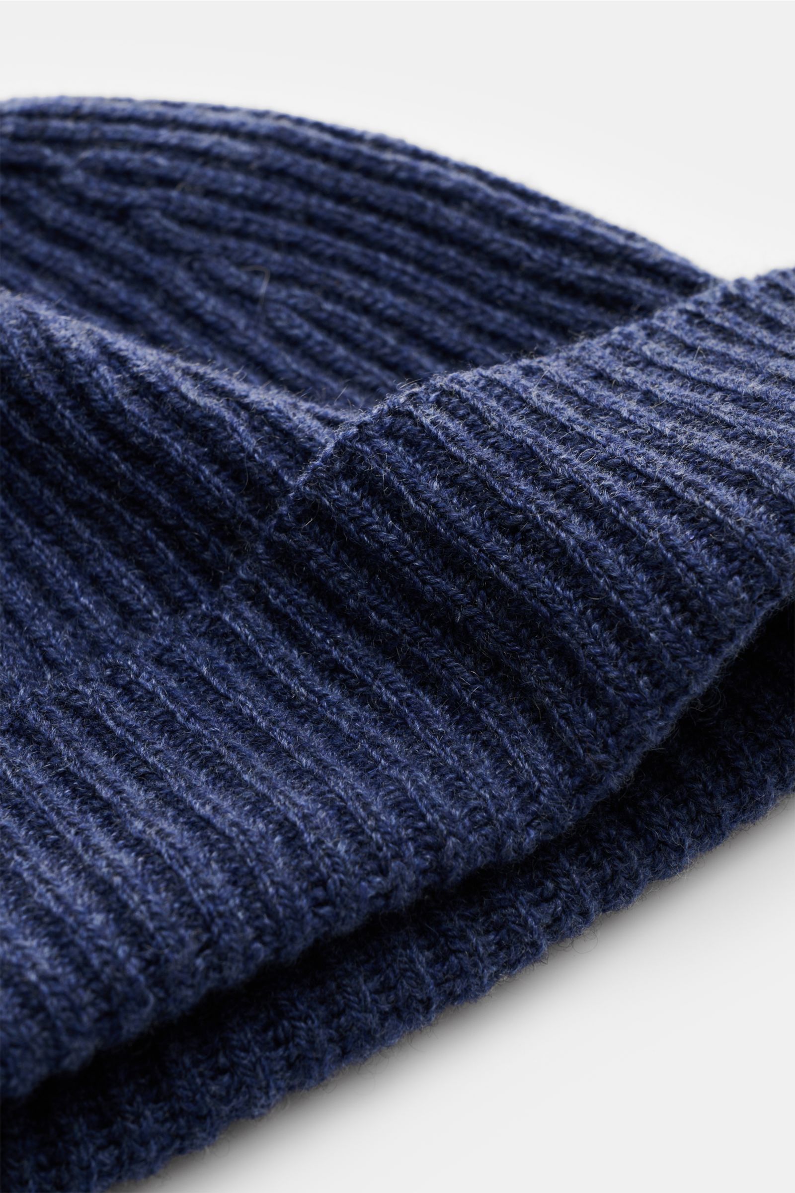 Close-up side view of Cruciani Cashmere beanie grey-blue showing fine brioche knit pattern and small turn-up edge. For cosy winter moments with style: This brioche stitch beanie in pure cashmere with a narrow turn-up by CRUCIANI keeps you snug and warm. P