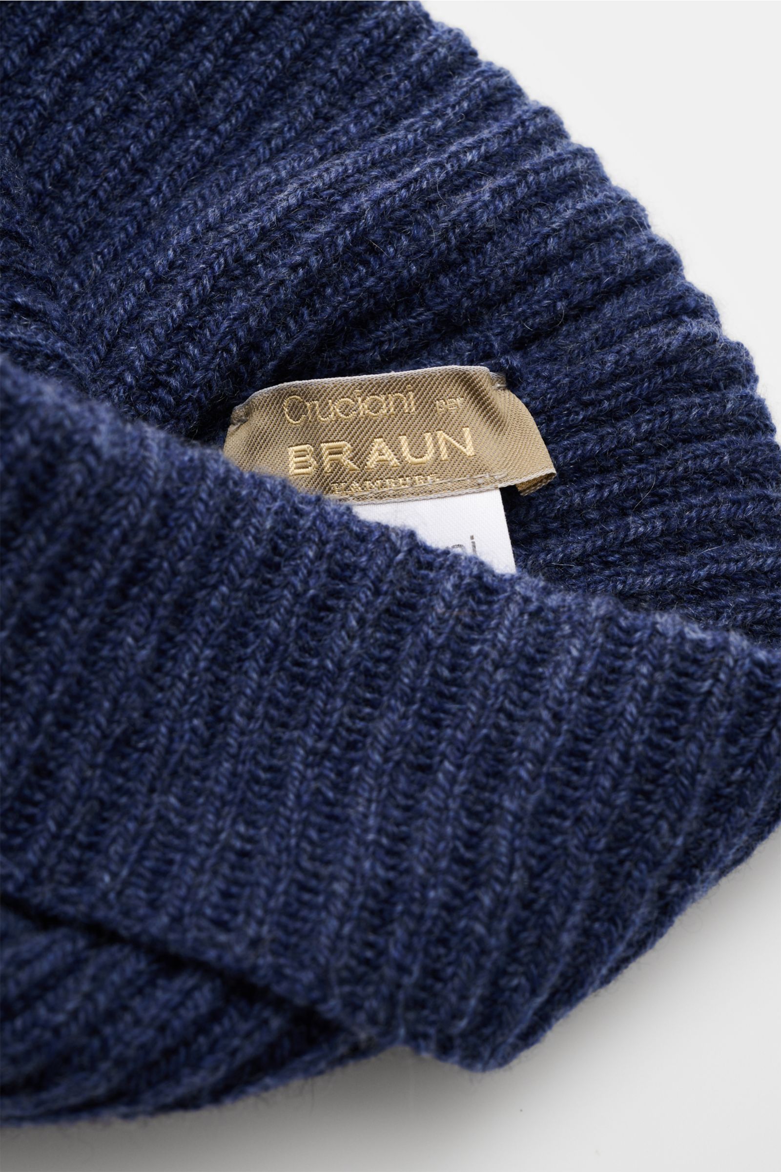 Cruciani Cashmere beanie grey-blue shown from a close-up top-down view, highlighting its pure cashmere brioche stitch and small turn-up.