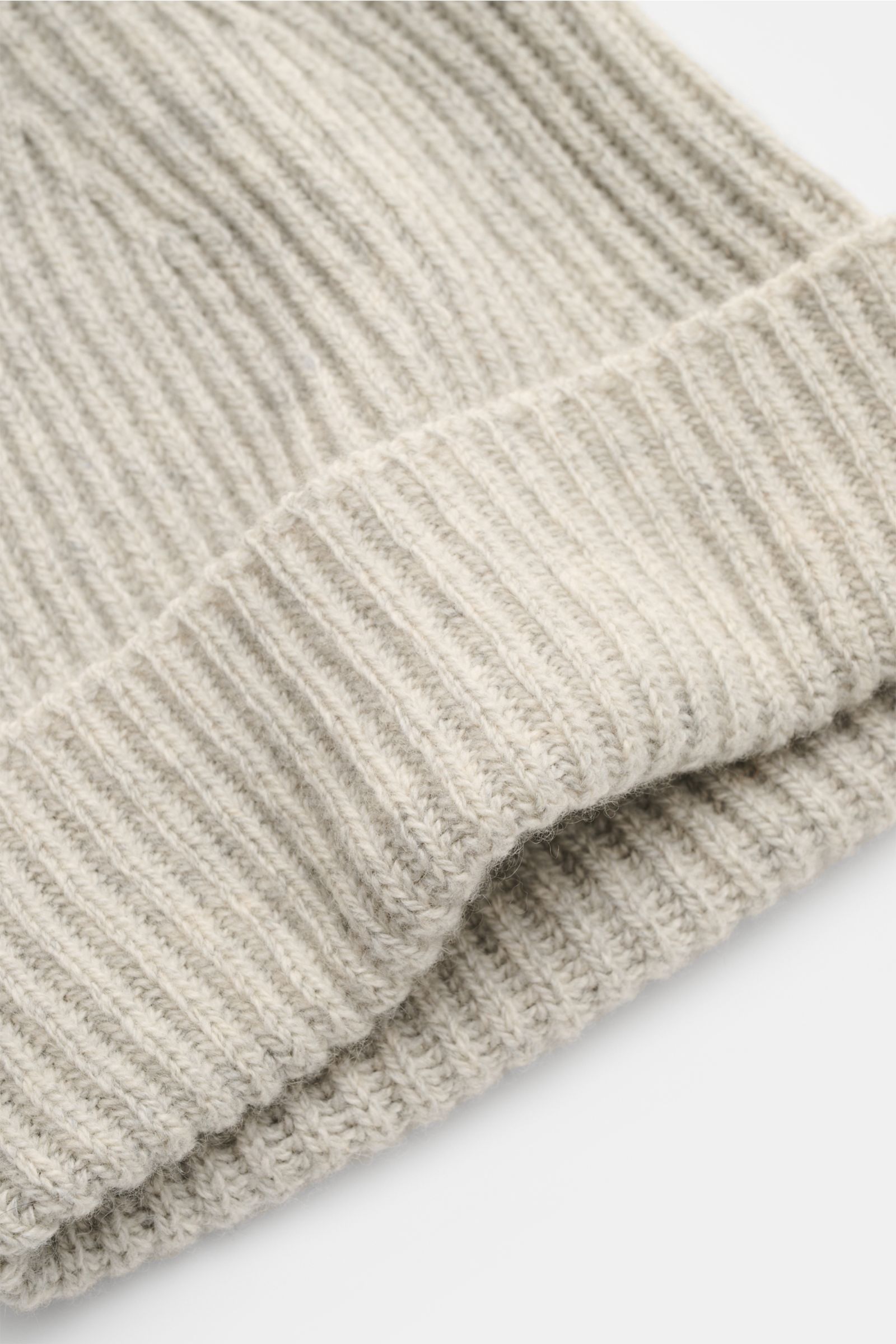 Close-up top-down view of the Cruciani Cashmere beanie light grey showing brioche knit pattern, fine knit, and small turn-up edge. 

For cosy winter moments with style: This brioche stitch beanie in pure cashmere with a narrow turn-up by CRUCIANI keeps