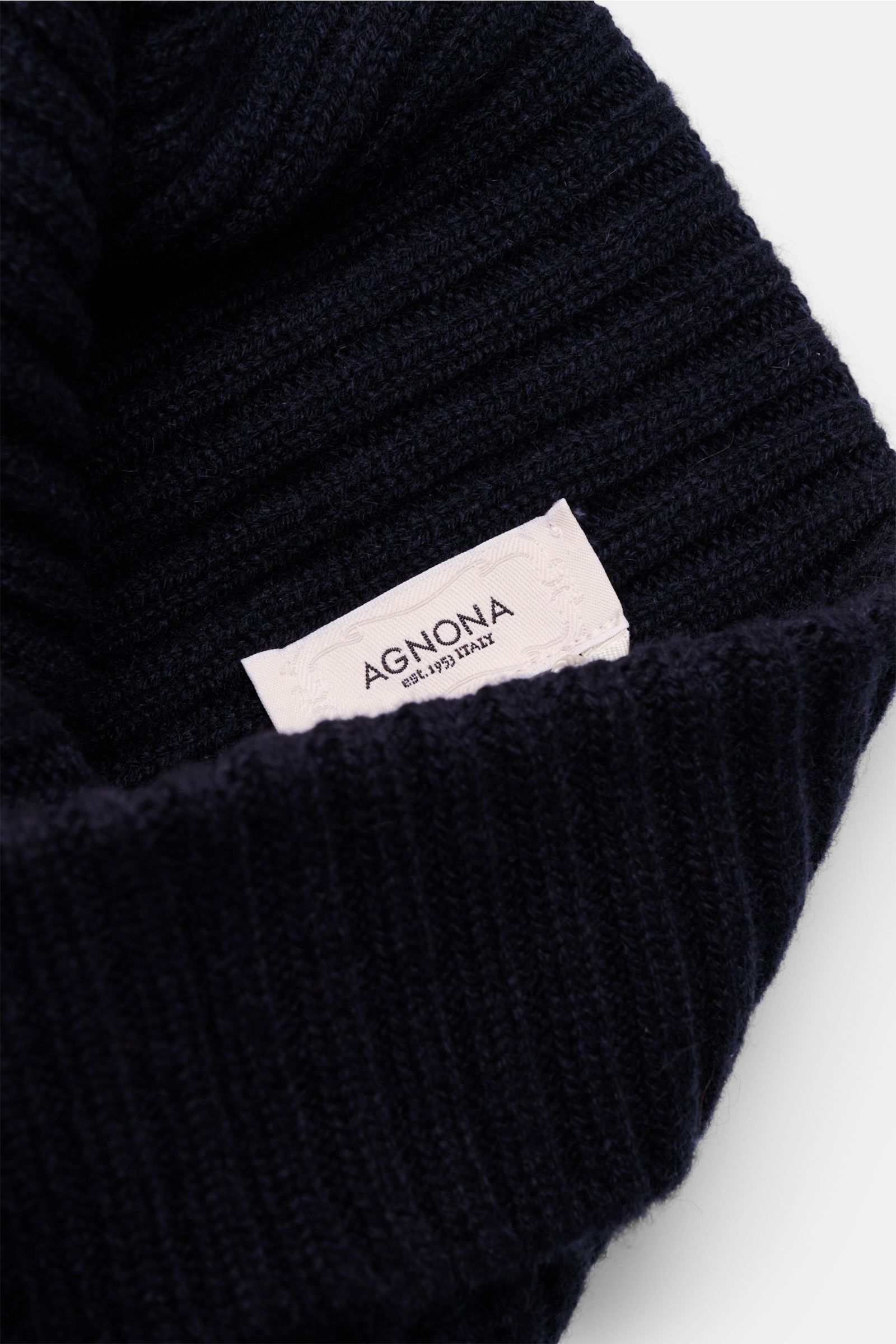 Nahaufnahme der Agnona Cashmere Mütze navy mit feinem Rippstrick, schmalem Umschlag und weichem Griff aus reinem Cashmere.
