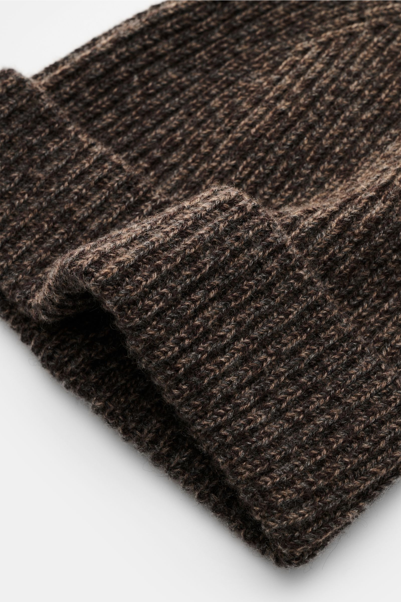 Agnona Cashmere Mütze graubraun meliert mit schmalem Umschlag, Patent-Strickmuster und weichem Griff, Nahaufnahme von oben.