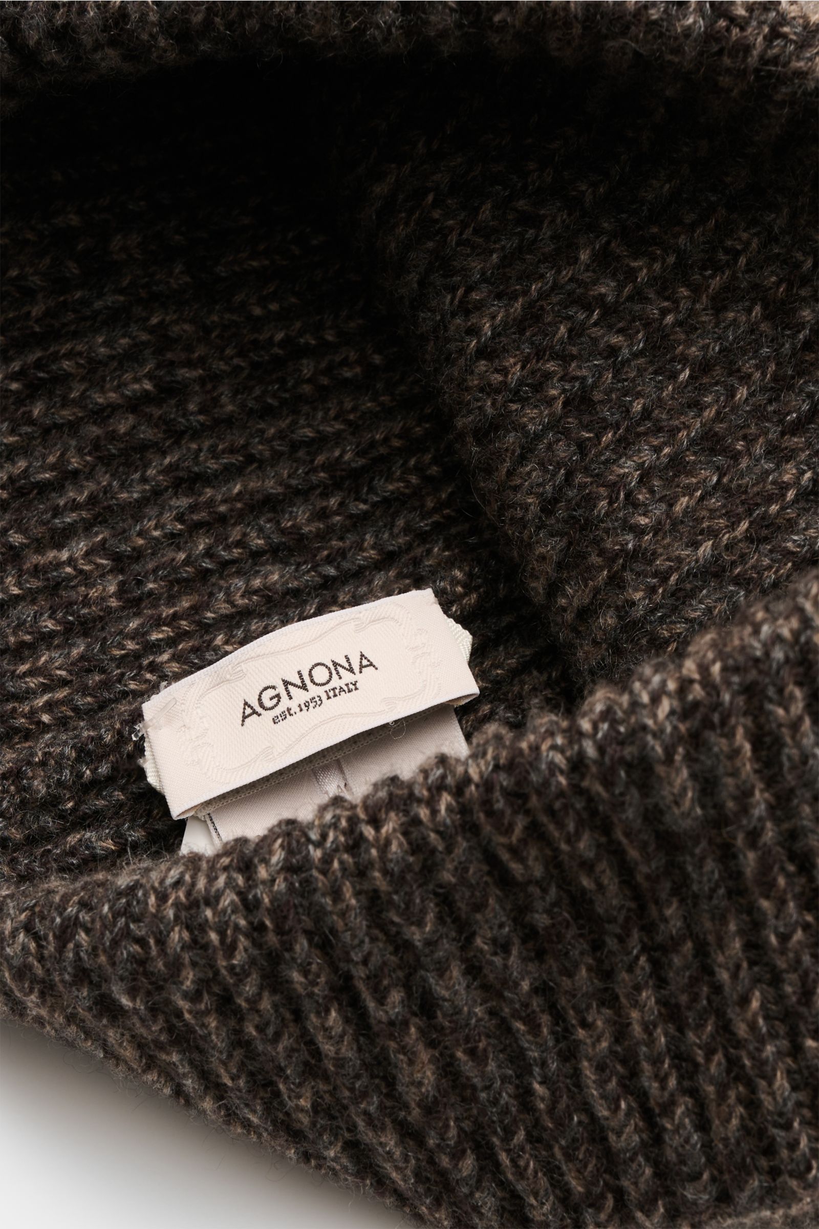Nahaufnahme der Agnona Cashmere Mütze graubraun meliert mit schmalem Umschlag, mittelfeinem Patentstrickmuster, weichem Griff aus reinem Cashmere.