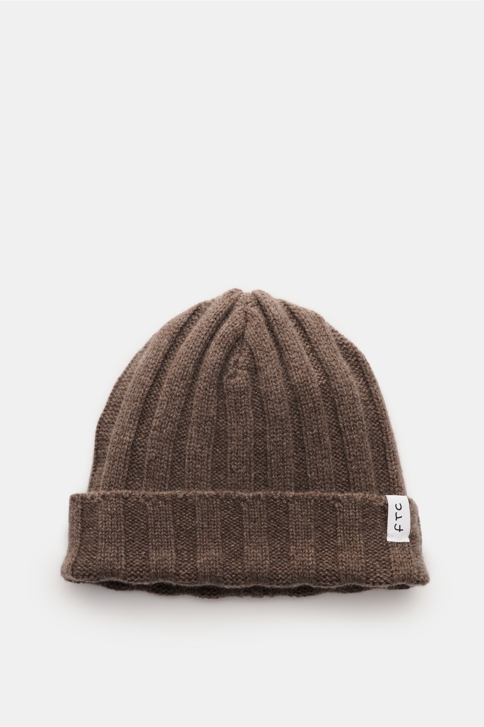 FTC Cashmere Mütze graubraun aus reiner Fair-Trade-Wolle, weicher Griff, mittelfeines Rippstrickmuster, schmaler Umschlag mit FTC-Weblabel, frontal fotografiert.