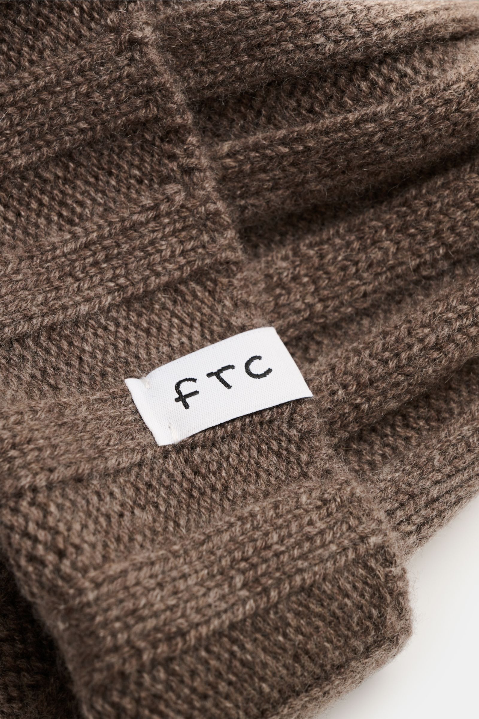 FTC Cashmere Mütze graubraun im Nahaufnahme-Rippstrick mit schmalem Umschlag und FTC-Weblabel, reiner, weicher Cashmere.
