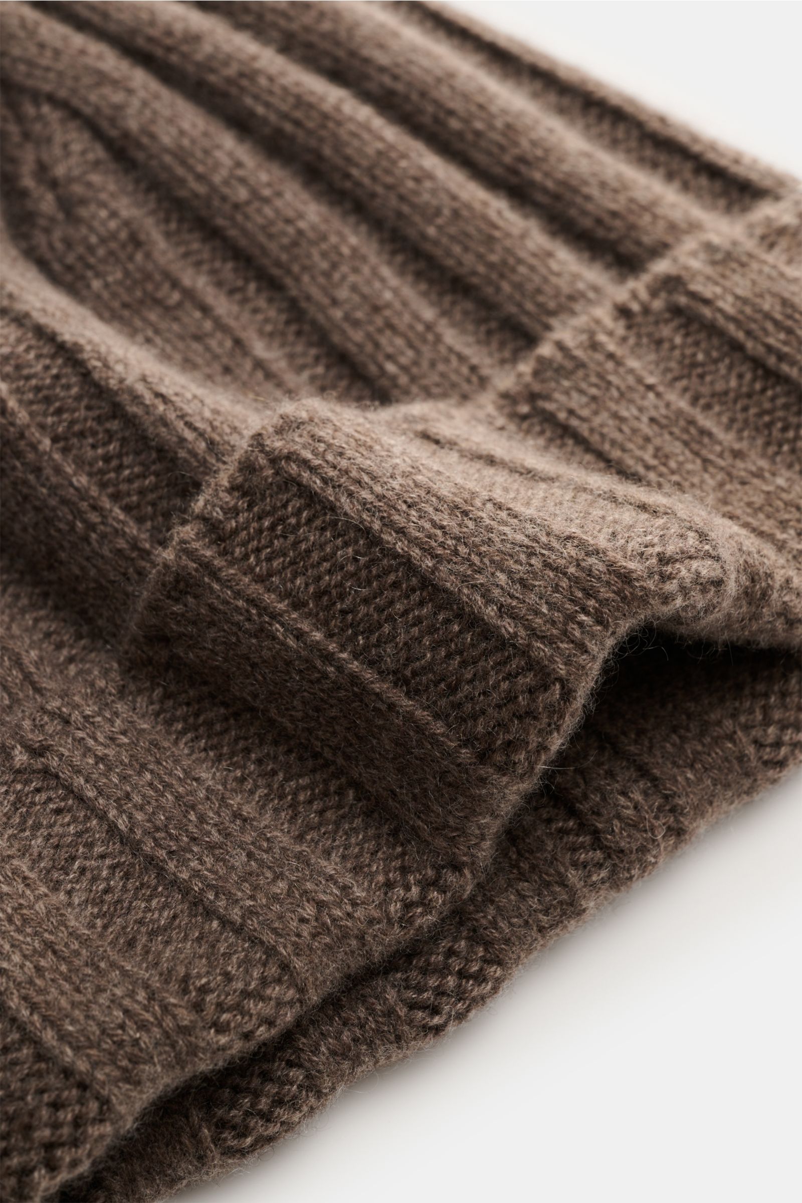 Nahaufnahme der FTC Cashmere Mütze graubraun aus feinstem Fair-Trade-Cashmere, Rippstrick mit schmalem Umschlag und FTC-Weblabel.