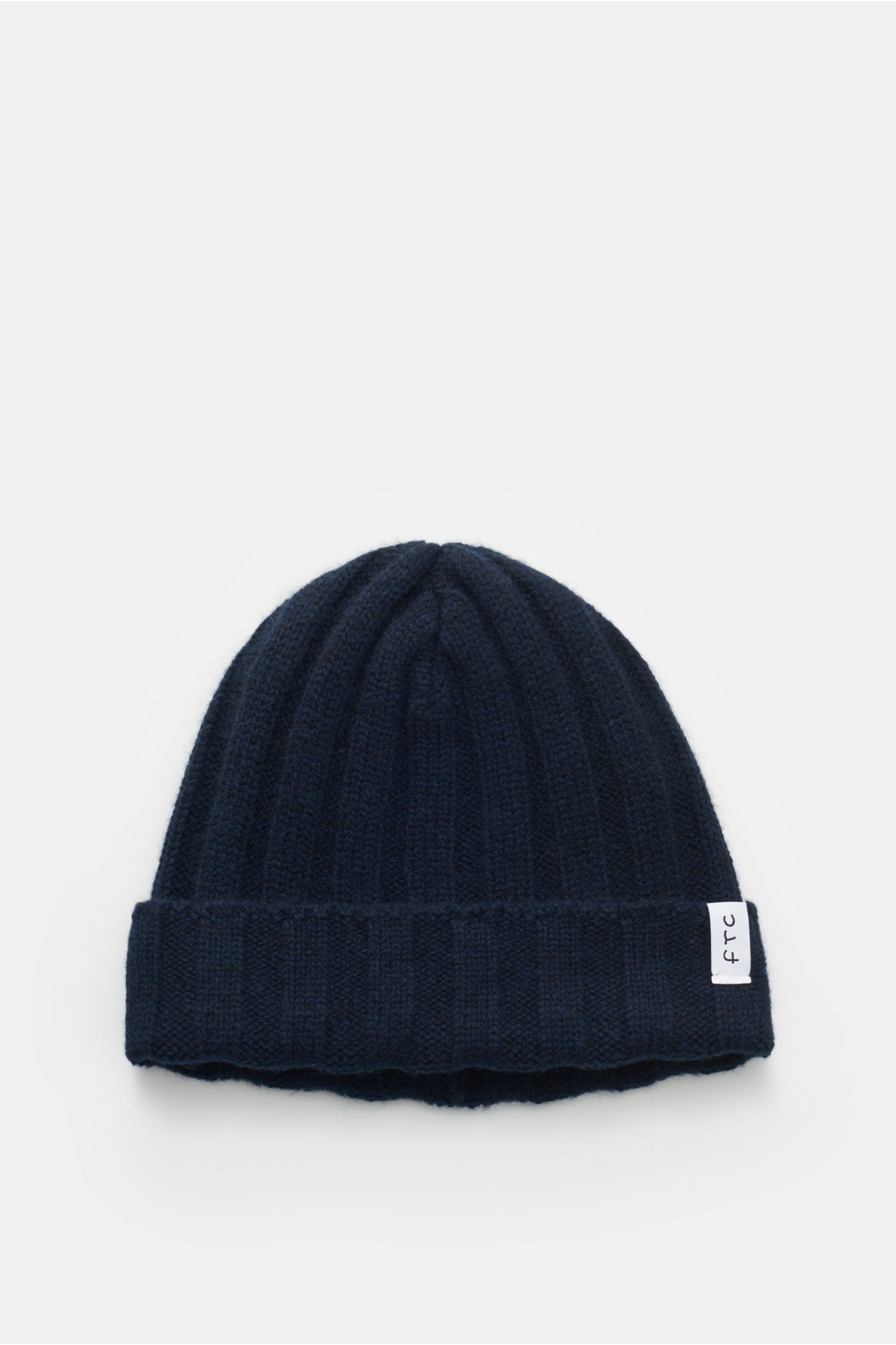 FTC Cashmere Mütze navy in navy, von oben fotografiert, Rippstrick aus feinstem Fair-Trade-Cashmere mit schmalem Umschlag und FTC-Weblabel.