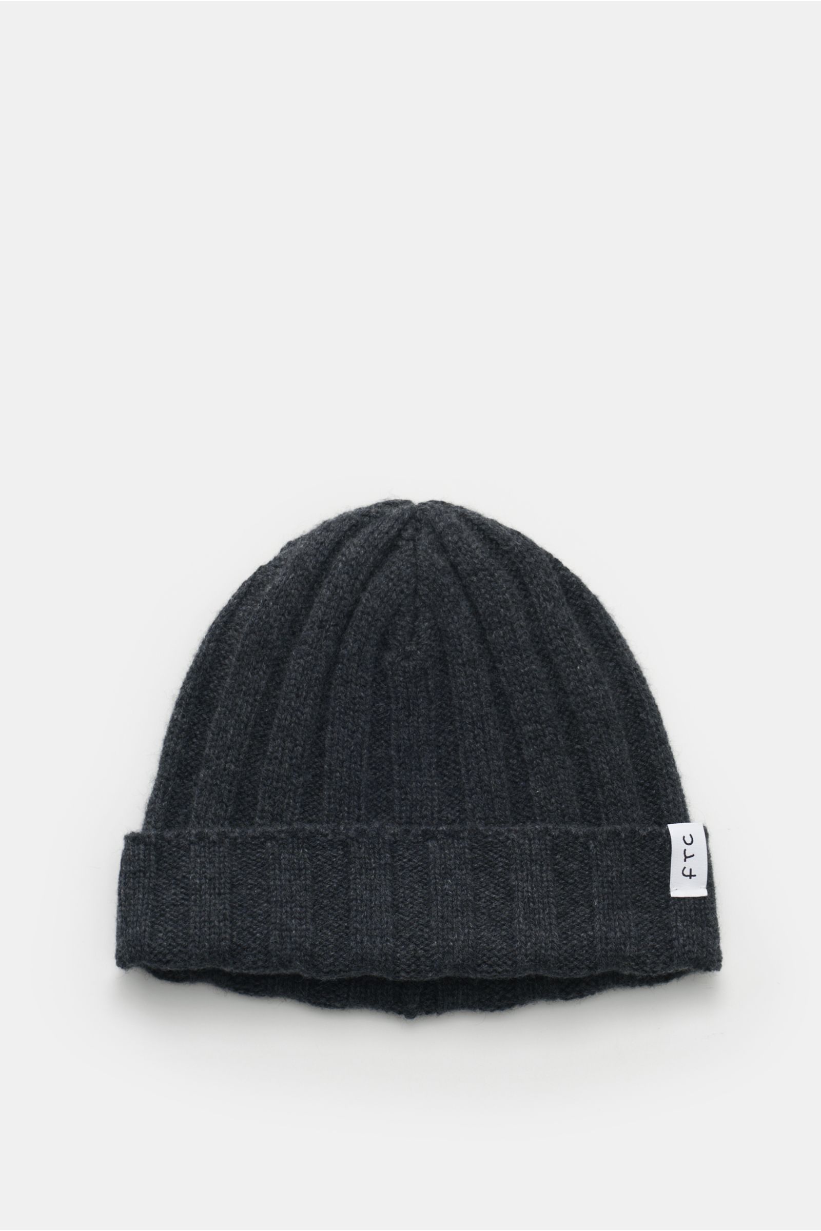 FTC Cashmere Mütze dunkelgrau aus reiner Fair-Trade-Cashmere, mittelfeinem Rippstrick mit schmalem Umschlag und FTC-Weblabel, frontal fotografiert.