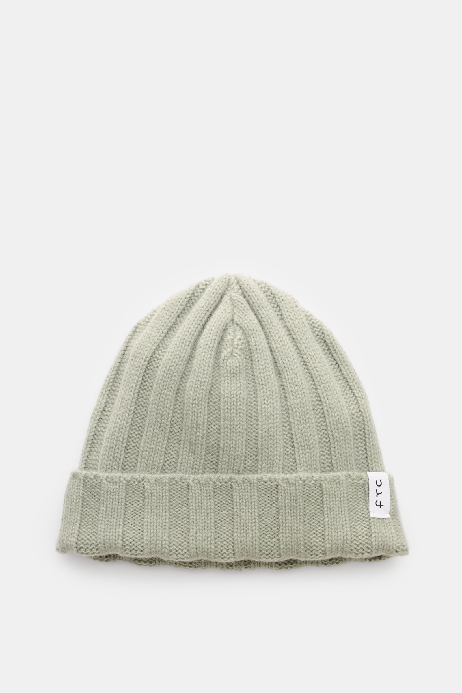 FTC Cashmere Mütze graugrün aus feinstem Fair-Trade-Cashmere, mittelfeiner Rippstrick, weicher Griff, schmaler Umschlag mit FTC-Weblabel, von oben fotografiert.