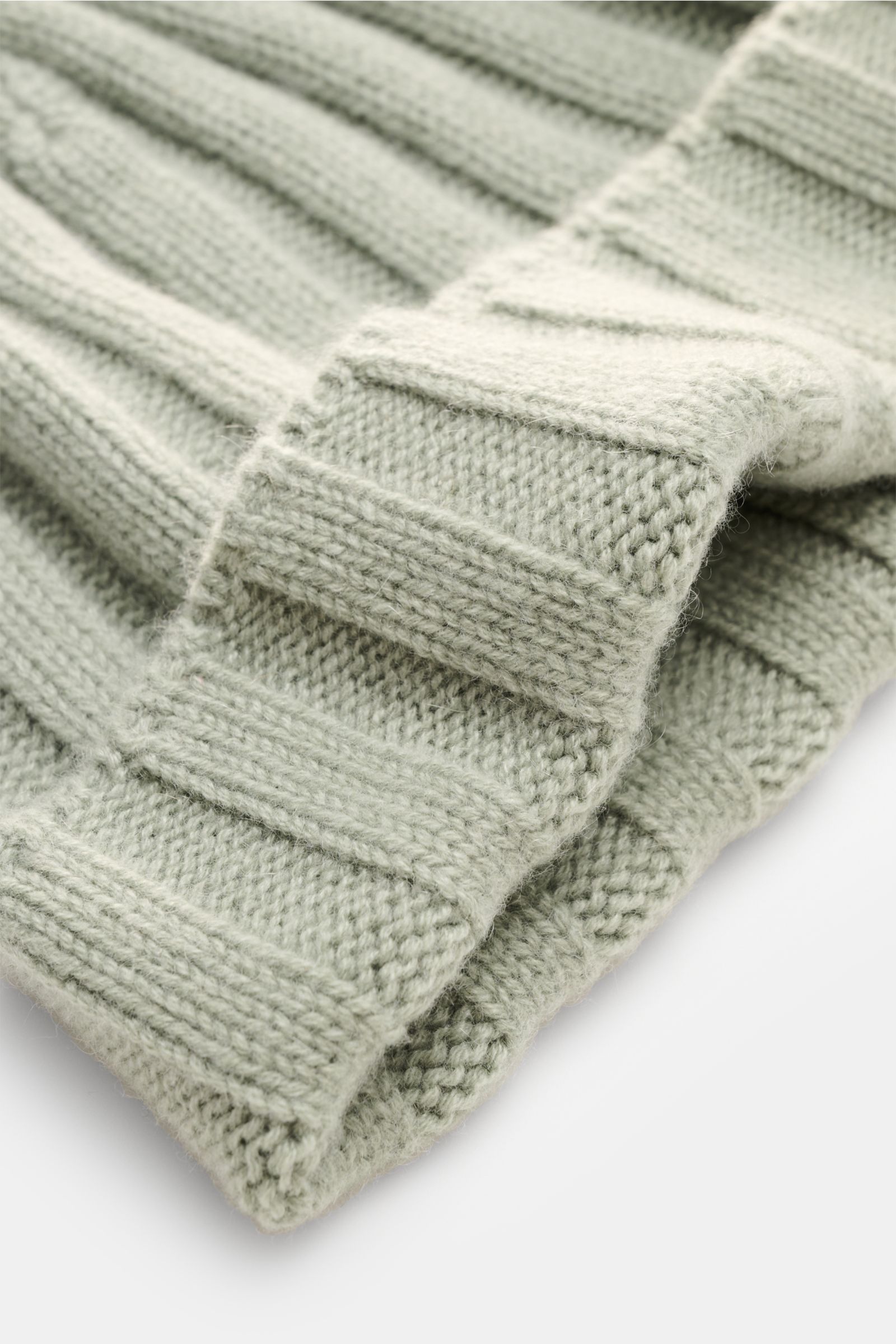 FTC Cashmere Mütze graugrün im mittleren Nahaufnahmewinkel, Rippstrickmuster, schmaler Umschlag, feinstes Fair-Trade-Cashmere, sehr weich.