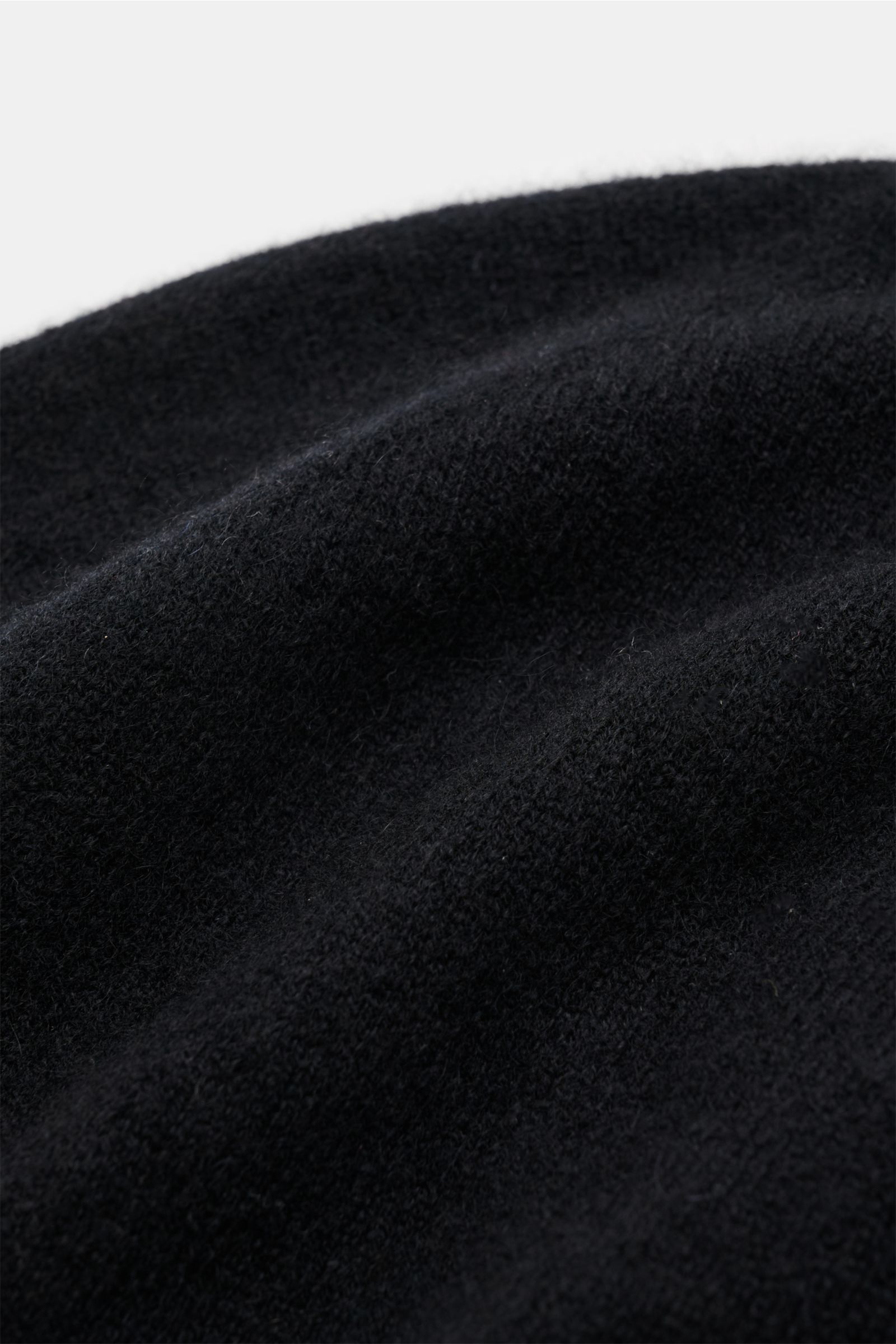 04651/ A trip in a bag Cashmere Mütze schwarz, Nahaufnahme von feinem Strickbild, weicher Griff, Umschlag in Rippstrick, reiner Cashmere.