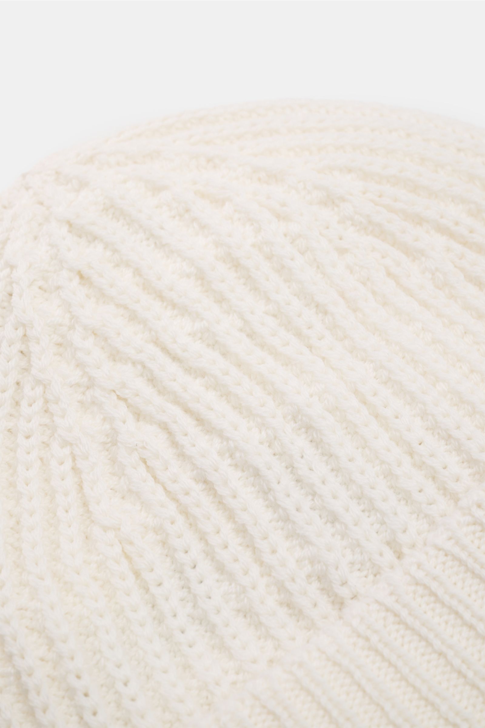 Nahaufnahme der 04651/ A trip in a bag Wollmütze 'Foggy Hat' creme mit markantem Rippstrickmuster, schmalem Umschlag, weichem Griff aus reiner Wolle, garment dyed, stilvollem vintage Look.