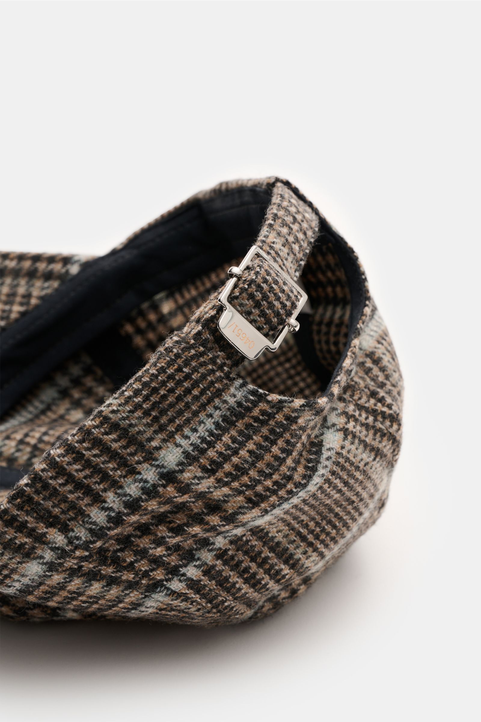 Close-up rear view of the 04651/ A trip in a bag Baseball-Cap 'Check' hellbraun/schwarz/rauchblau kariert showing adjustable strap and classic Glencheck pattern.

Description: Diesen Herbst wollen wir gar nicht mehr ohne diese stylishe Baseball-Cap des