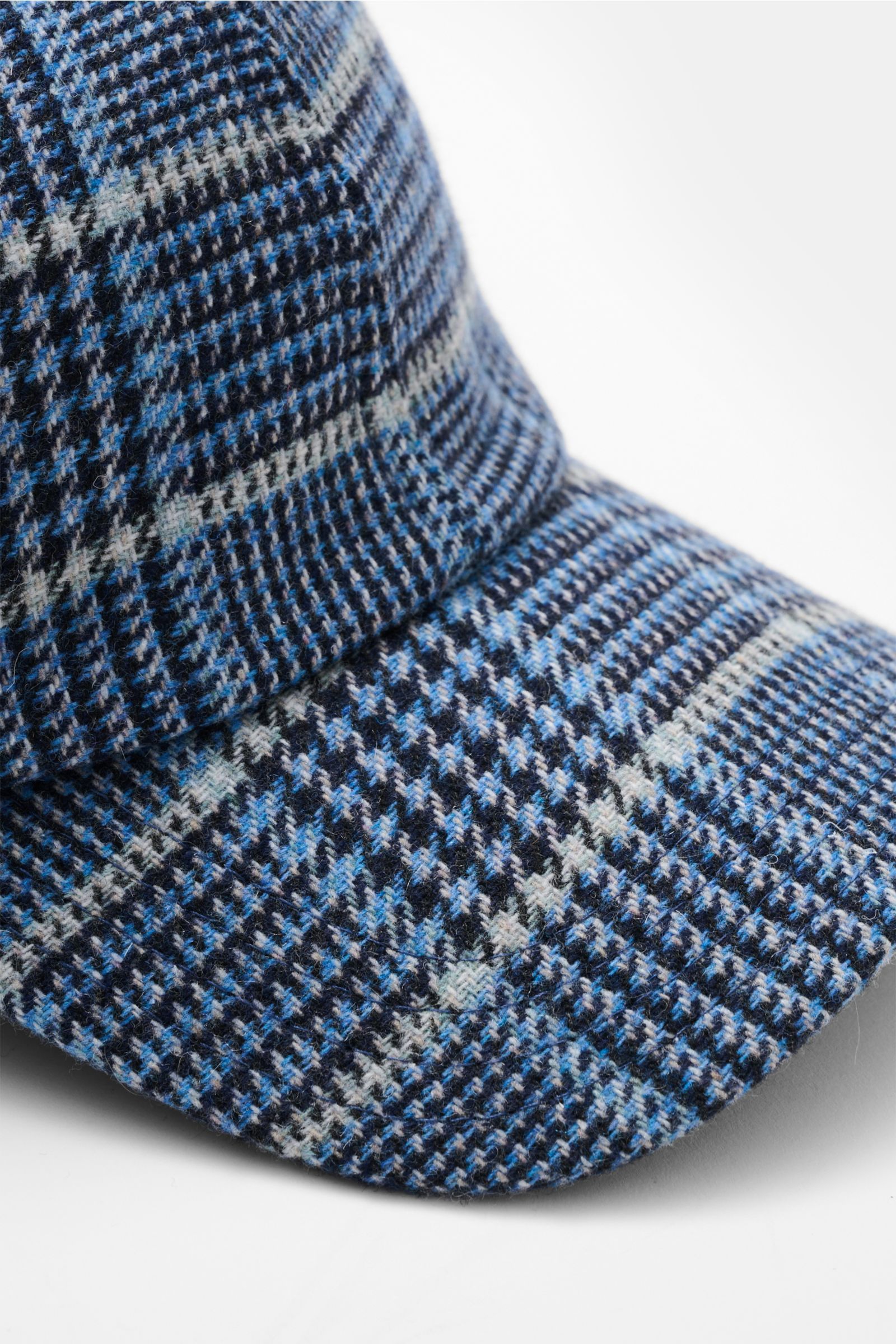 04651/ A trip in a bag Baseball-Cap 'Check' rauchblau/schwarz/hellgrau kariert, Glencheckmuster, Six-Panel, weicher Griff, Detailaufnahme von oben schräg.