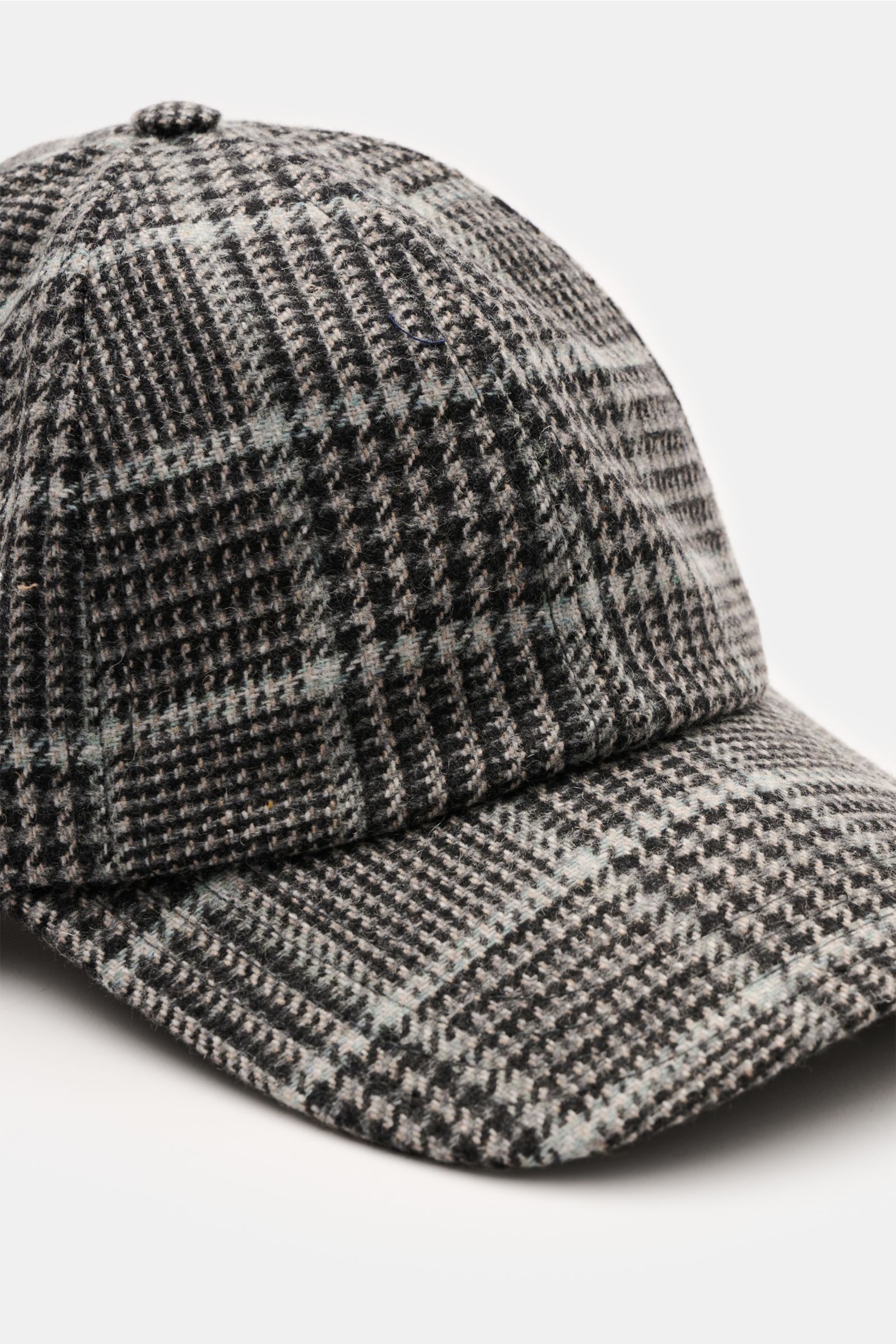 04651/ A trip in a bag Baseball-Cap 'Check' schwarz/grau kariert in Six-Panel-Stil, Glencheckmuster, weich, verstellbar, seitliche Nahaufnahme.