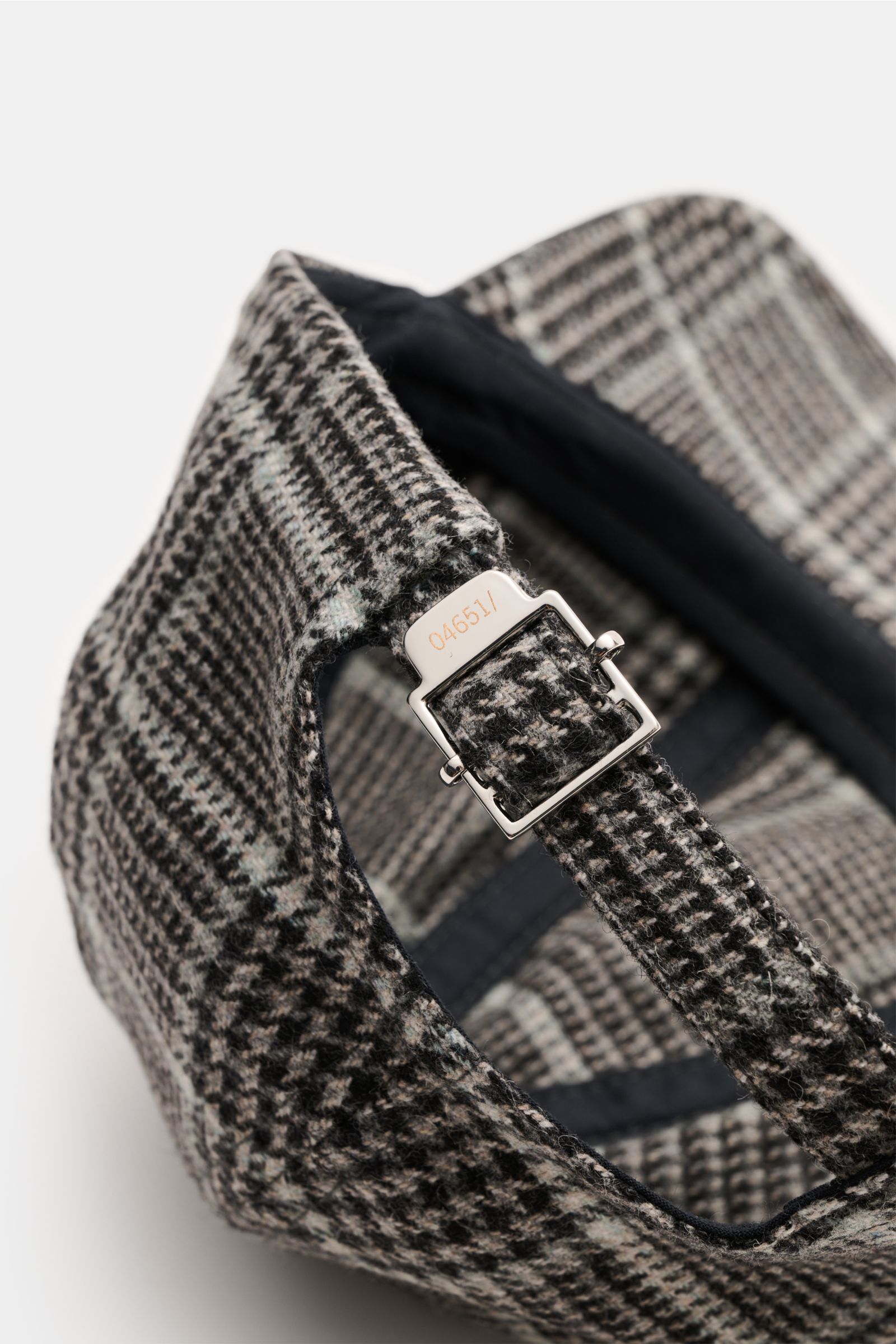 04651/ A trip in a bag Baseball-Cap 'Check' schwarz/grau kariert, Detailansicht verstellbarer Verschluss, Glencheckmuster, Baumwolle-Mix, weicher Griff