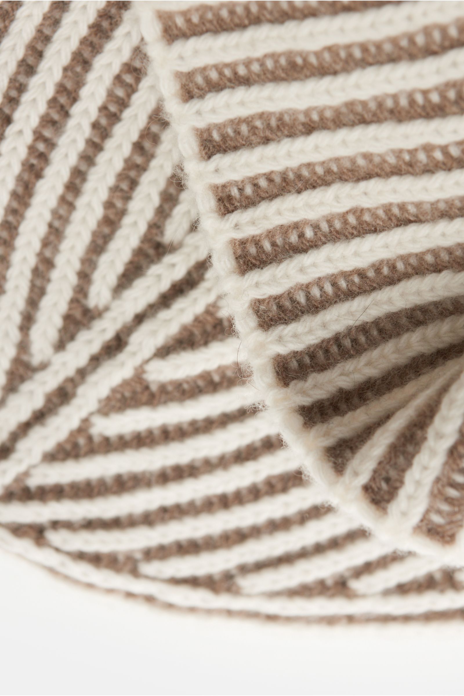Close-up, top-down view of Moorer Beanie 'Davis-WSV' white/taupe striped showing blend of wool and cashmere, very soft feel, two-tone brioche pattern, chunky knit, and small woven label in seam.