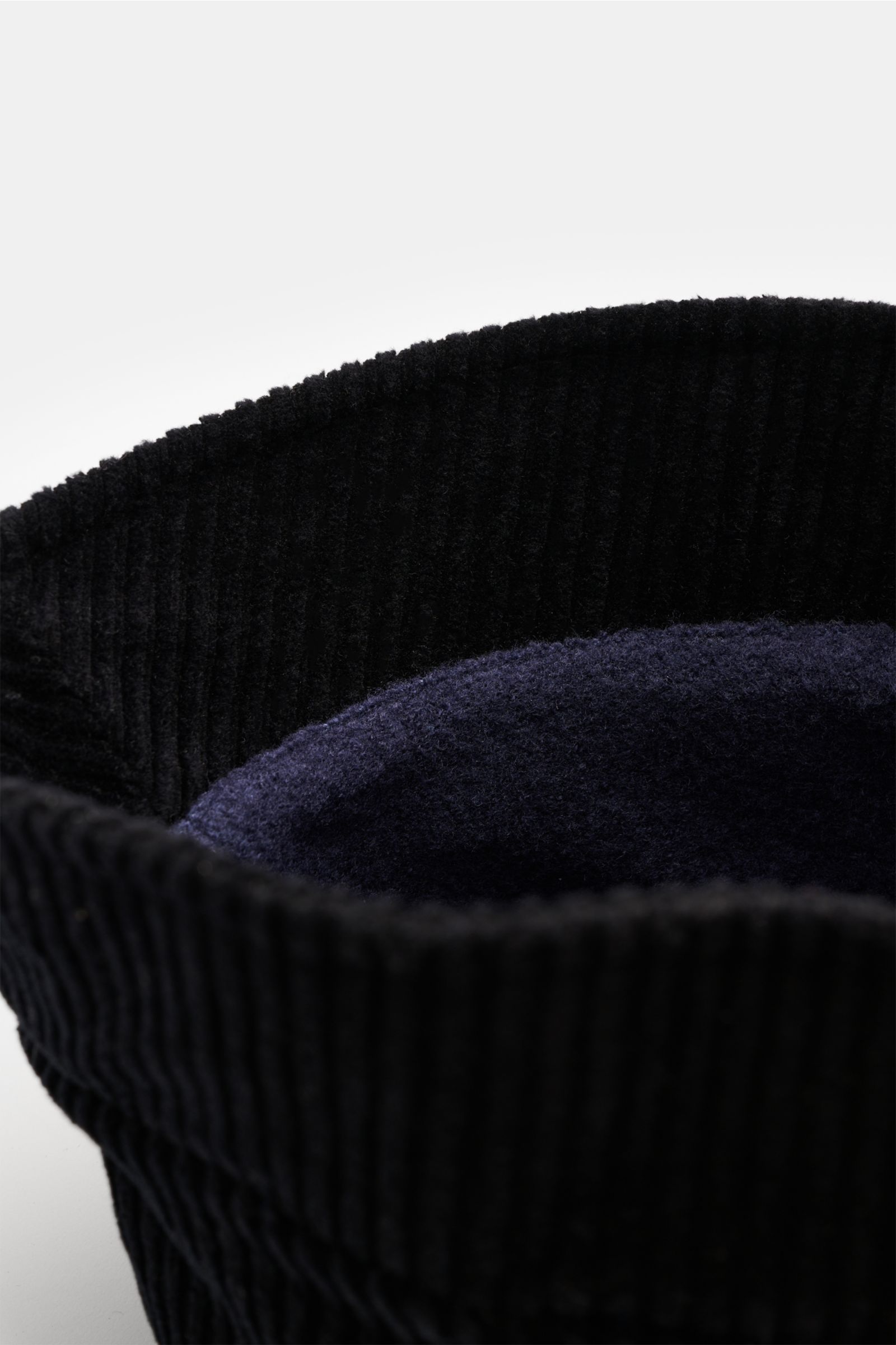 Nahaufnahme des 04651/ A trip in a bag Cord Bucket Hat navy aus softem Baumwoll-Cord mit schmaler Krempe und Fleece-Futter, von oben fotografiert.