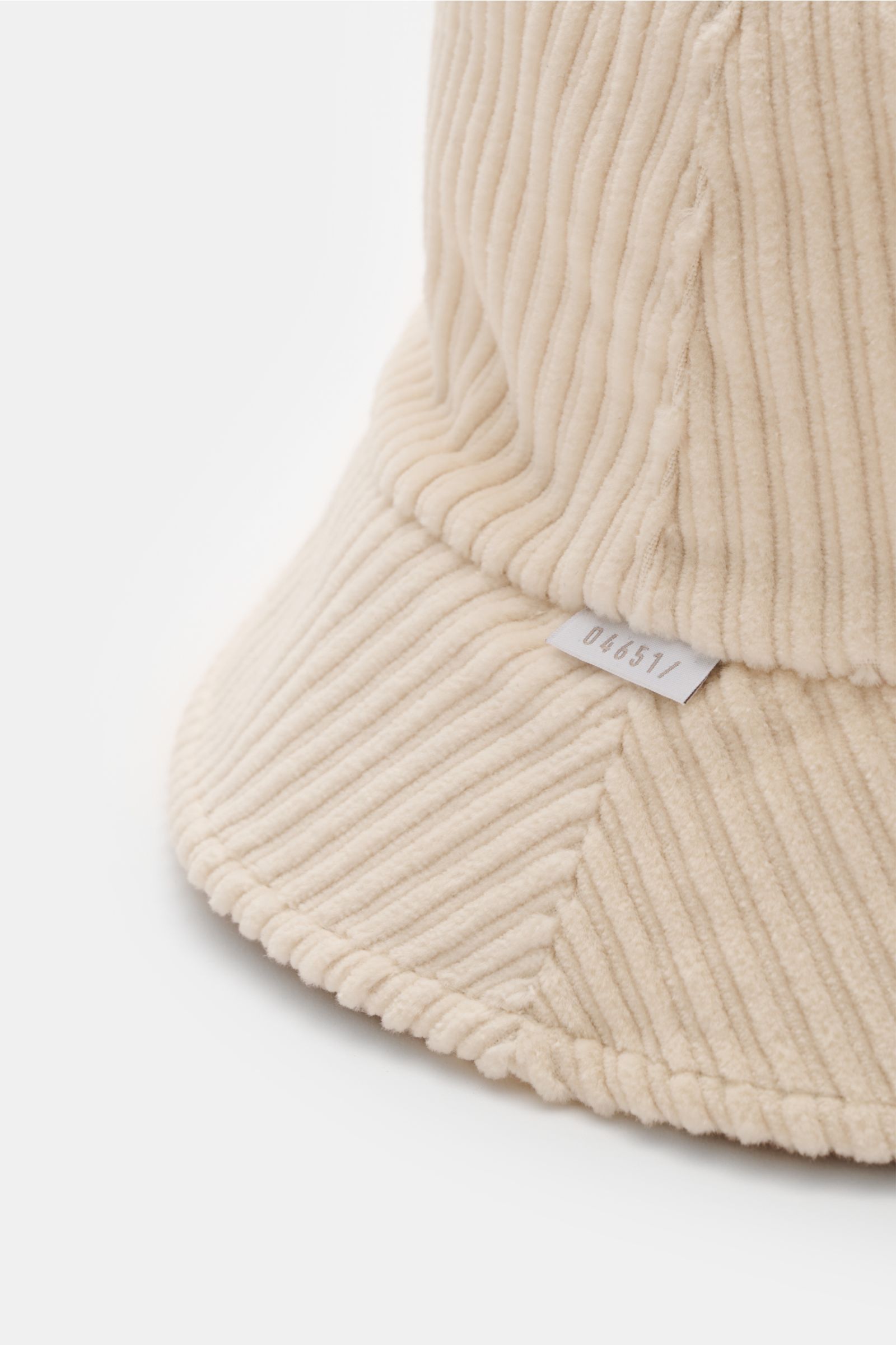 04651/ A trip in a bag Cord Bucket Hat creme aus weichem Baumwoll-Cord, schmale Krempe, Fleece-Futter, kleines Weblabel, Nahaufnahme von unten.