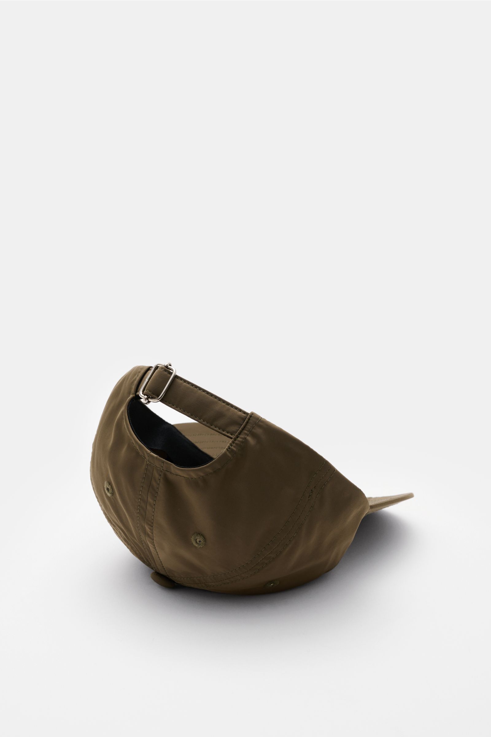 A.P.C. Baseball-Cap 'Charlie' khaki shown from the back right side, made of lightweight high-quality microfiber with classic six-panel design, adjustable closure, and logo print on the front. Lässiger Urban Style aus Paris: Die Baseball-Cap 'Charlie' aus 