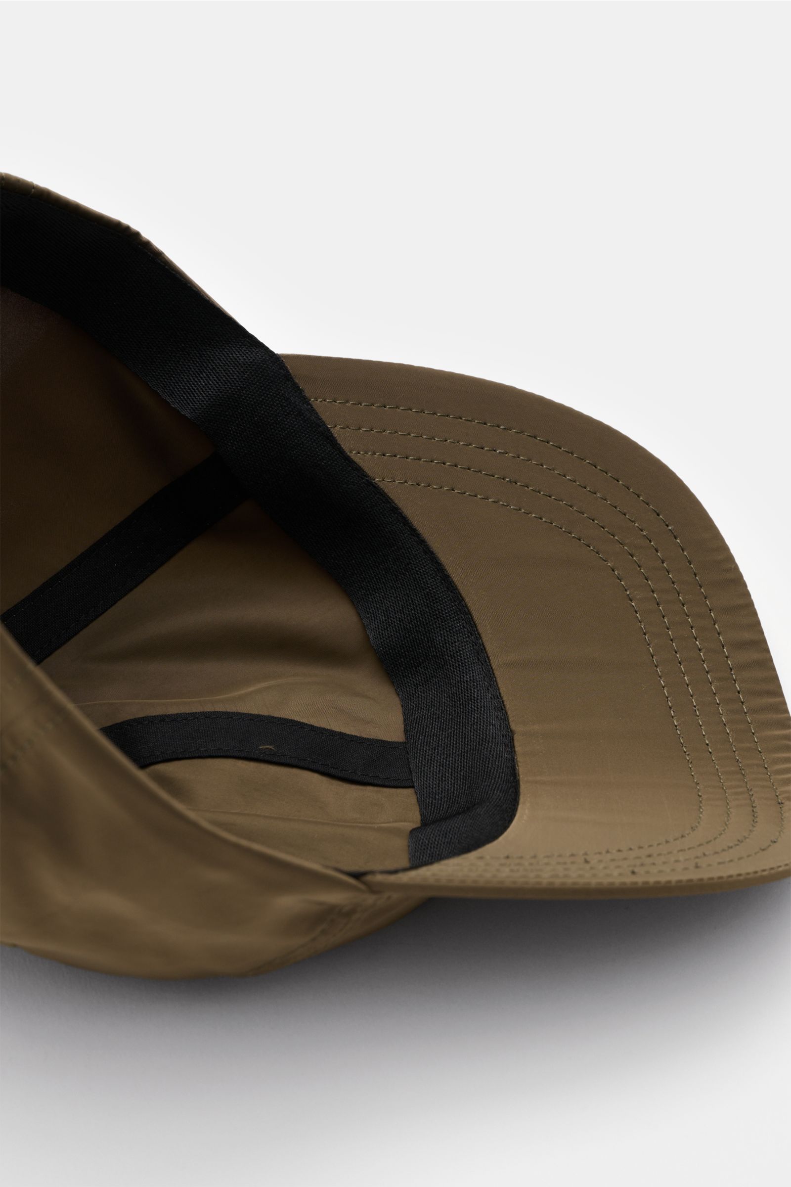 A.P.C. Baseball-Cap 'Charlie' khaki von innen fotografiert, leichte Microfaser, Six-Panel, verstellbar, Urban Style Paris, Logo-Print vorne.