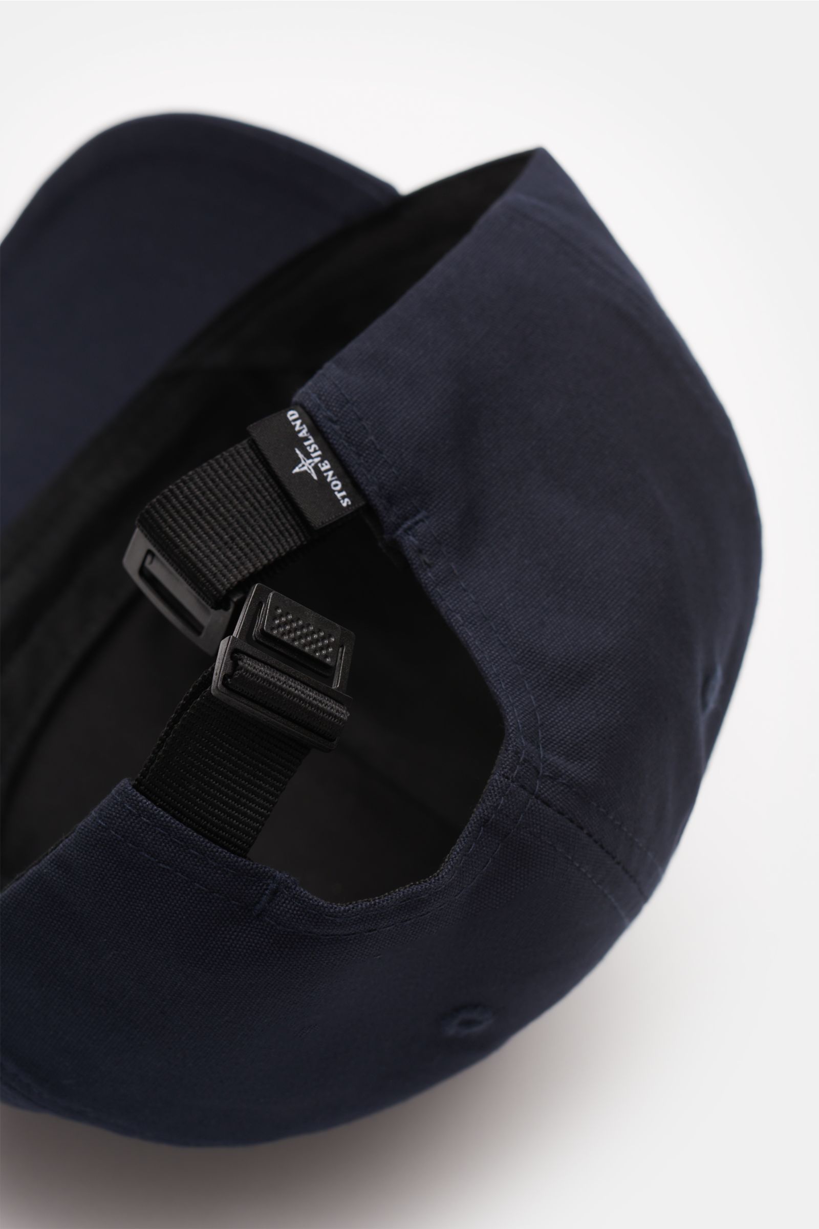 Stone Island Baseball-Cap navy aus reiner Baumwolle, Rückansicht mit verstellbarem Verschluss, tonal gesticktem Kompass-Logo, gebogenem Schirm, leicht griffiger Qualität.