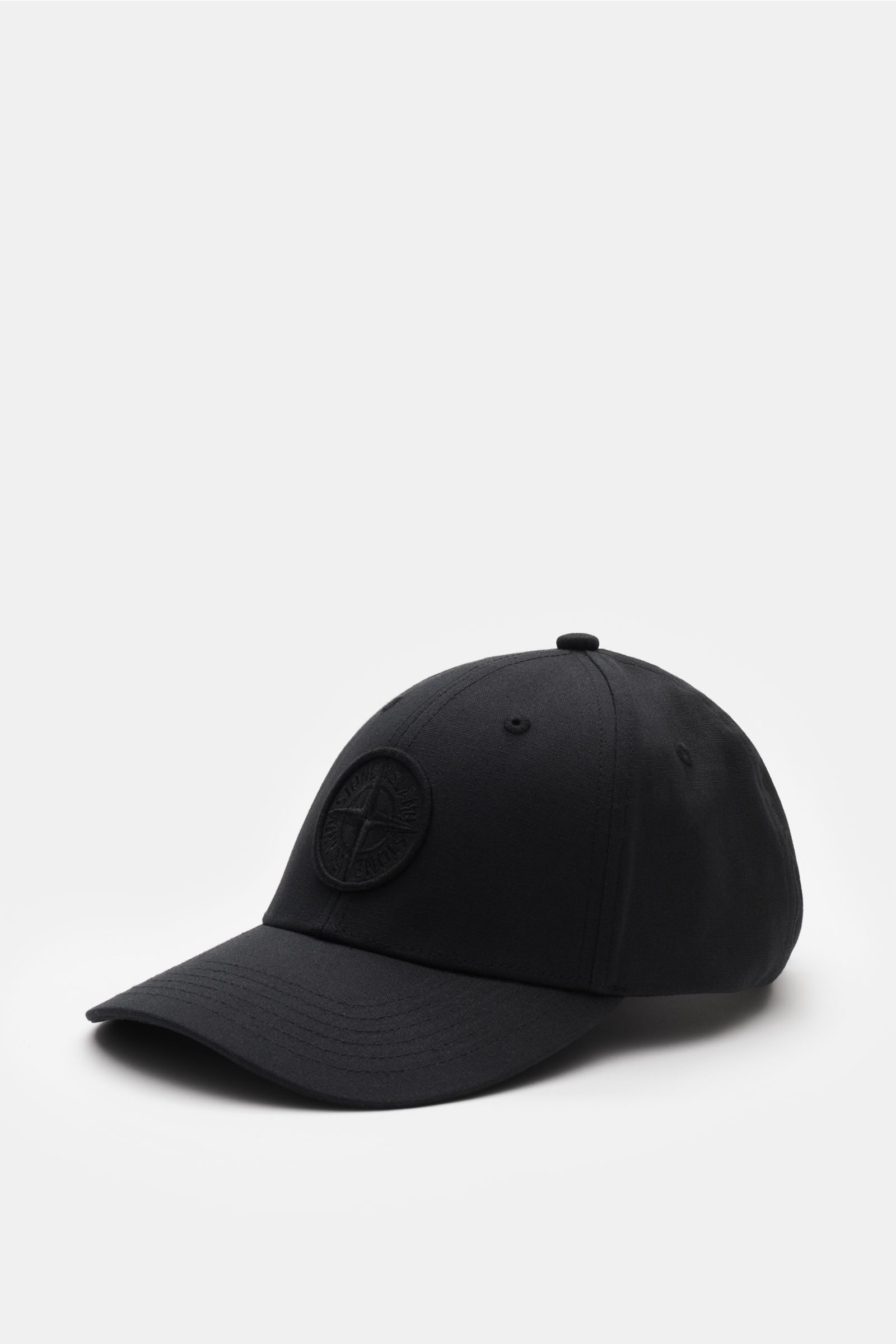 Stone Island Baseball-Cap schwarz in pure cotton with tonal compass stitching, curved brim, adjustable closure, shown from front-left angle. Lässig mit Stil: Diese Baseball-Cap aus reiner Baumwolle von STONE ISLAND ergänzt Ihren Look mit tonal gesticktem 