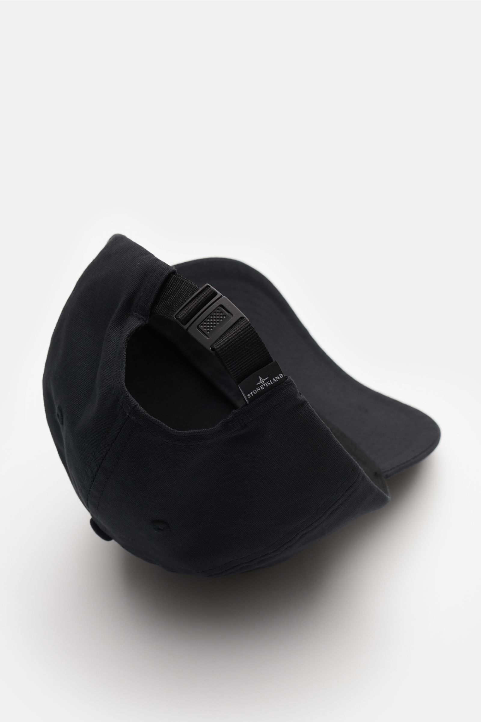 Rear angled view of Stone Island Baseball-Cap schwarz in black pure cotton with tonal compass stitching, curved brim, and adjustable strap. Lässig mit Stil: Diese Baseball-Cap aus reiner Baumwolle von STONE ISLAND ergänzt Ihren Look mit tonal gesticktem L