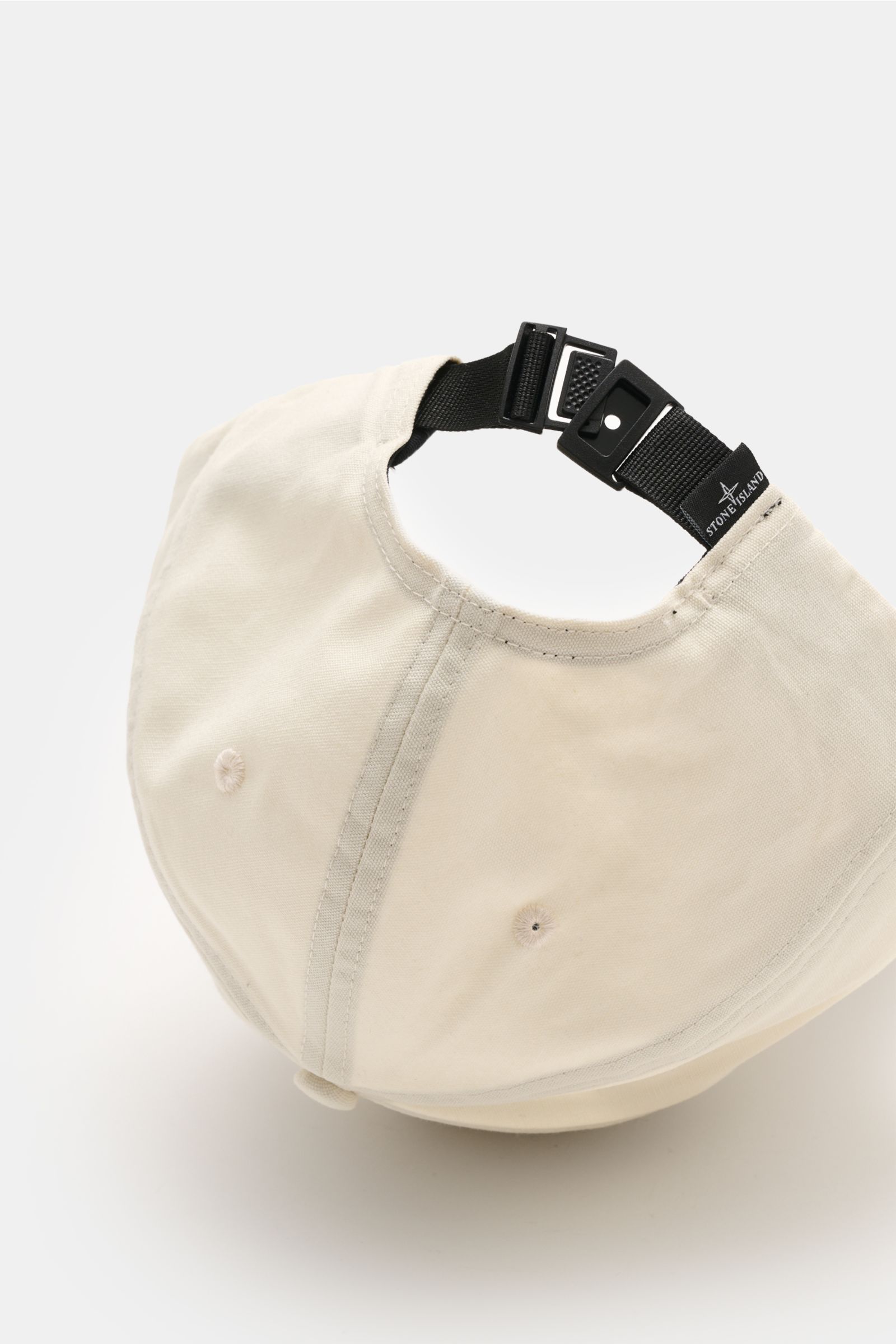 Stone Island Baseball-Cap creme in leichter Baumwollqualität mit verstellbarem Verschluss, gebogenem Schirm und tonalem Kompass-Stitching, Rückansicht.