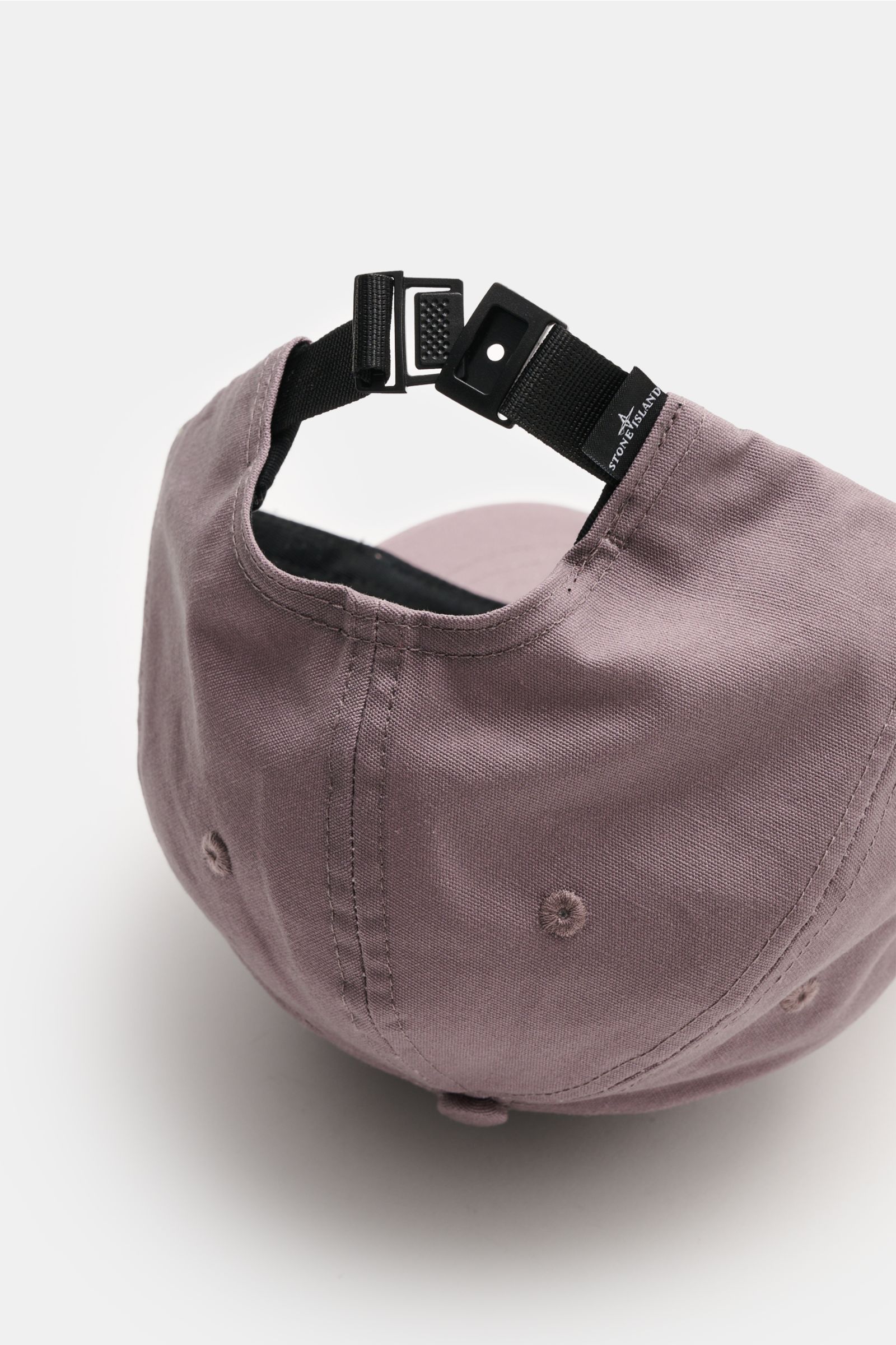 Stone Island Baseball-Cap violett shown from the back with adjustable black strap, tonal compass stitching, curved brim, made of pure cotton.