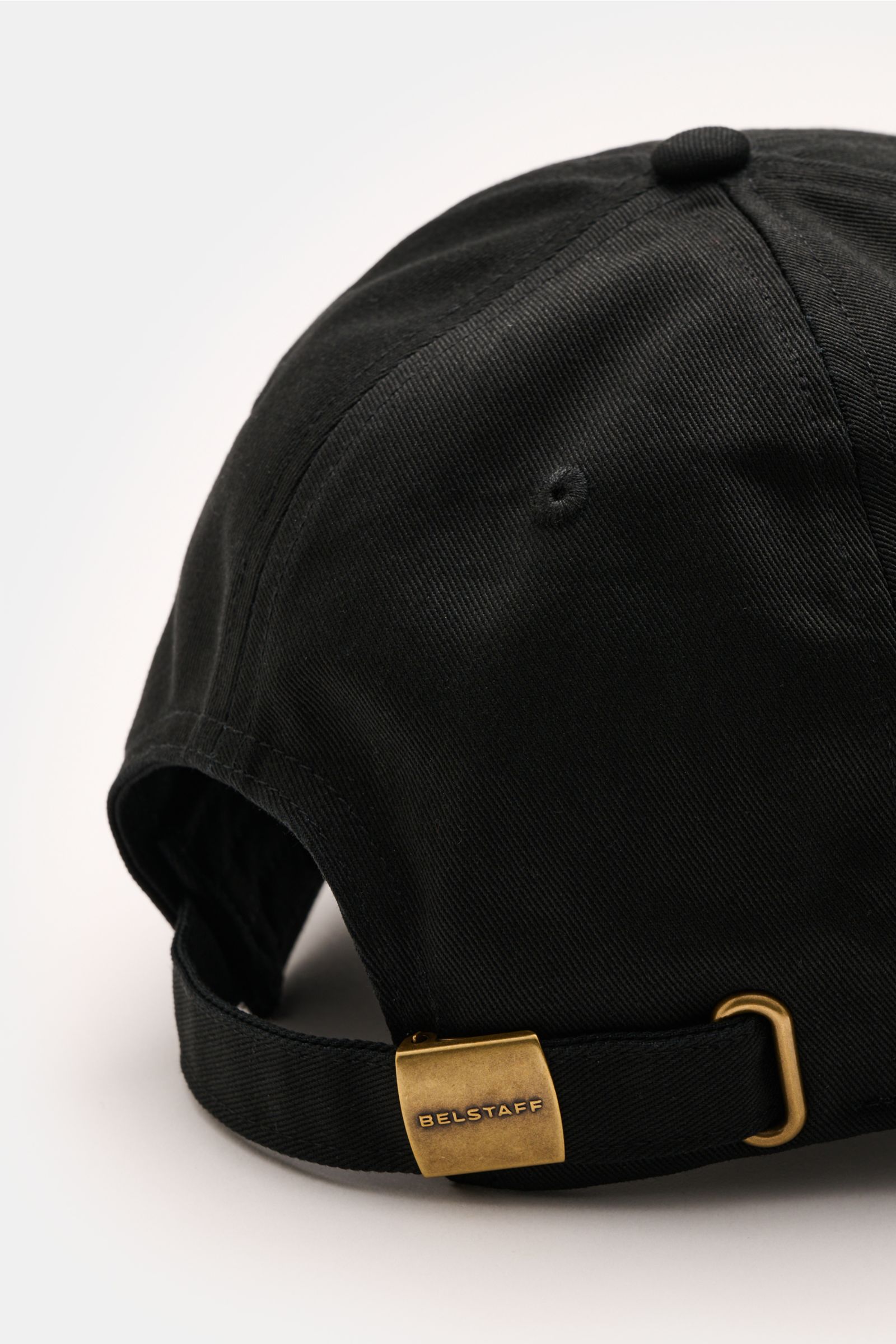 Belstaff Baseball-Cap schwarz shown from the back, made of pure cotton twill with robust texture, adjustable strap, and metal BELSTAFF buckle. For sunny days: The Baseball-Cap from robust cotton twill with front BELSTAFF woven label is an essential access