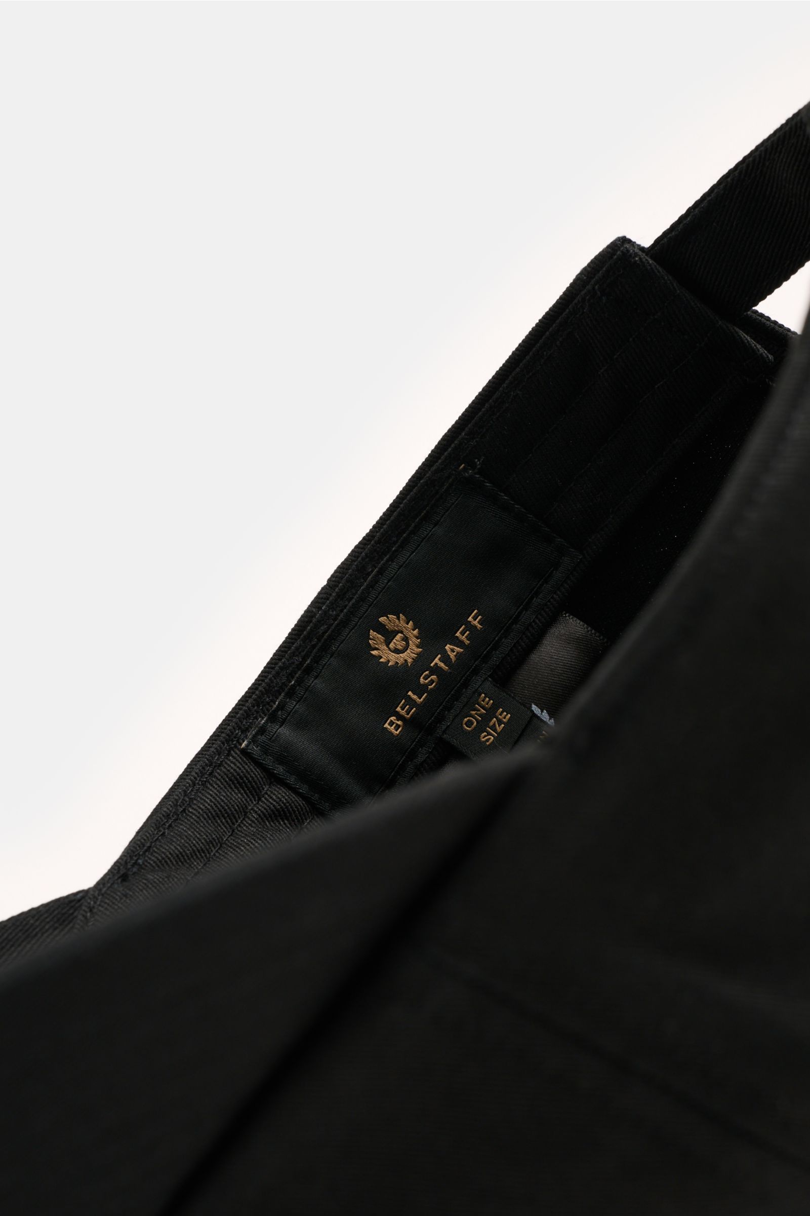 Close-up inside view of the Belstaff Baseball-Cap schwarz showing the black BELSTAFF weblabel, made of pure cotton with robust twill.

Description: Für sonnige Tage: Die Baseball-Cap aus robustem Baumwolltwill mit Weblabel auf der Front vom Biker-Label