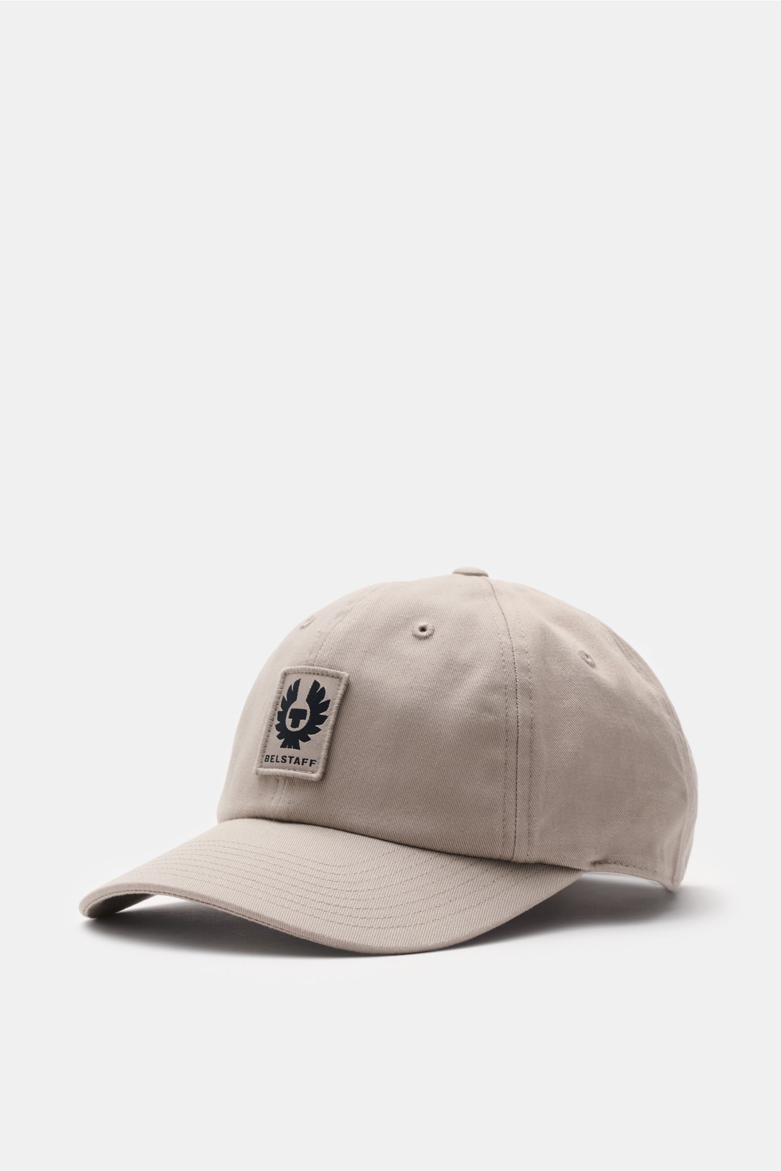 Belstaff Baseball-Cap taupe shown from a front-side angle, made of pure cotton twill with robust weave, featuring a front BELSTAFF woven label and adjustable closure, perfect for sunny days, urban looks, or summer holidays. Für sonnige Tage: Die Baseba