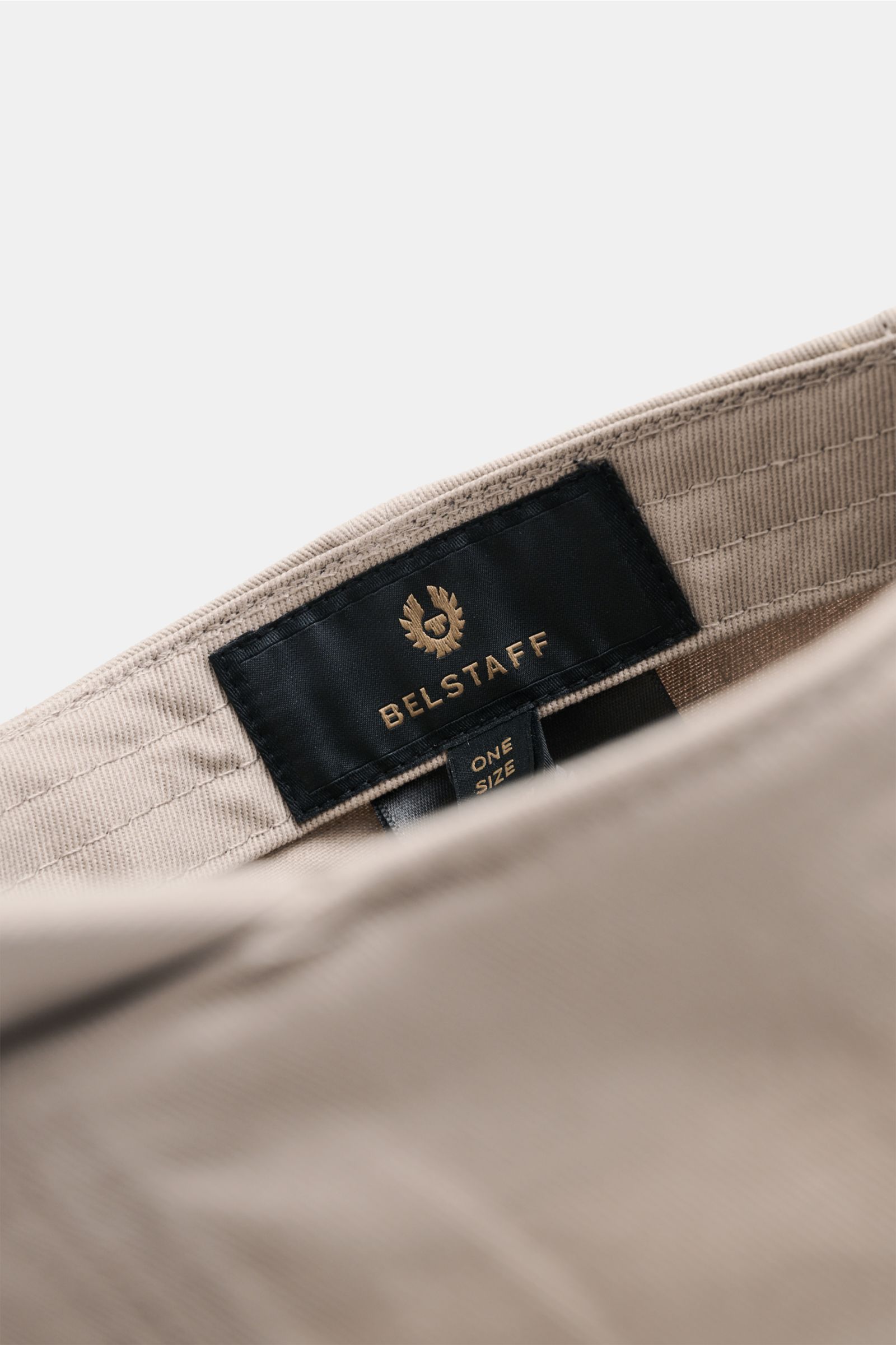 Close-up inside view of the Belstaff Baseball-Cap taupe showing the black BELSTAFF web label, made of pure cotton with a robust twill structure and adjustable closure. Für sonnige Tage: Die Baseball-Cap aus robustem Baumwolltwill mit Weblabel auf der F
