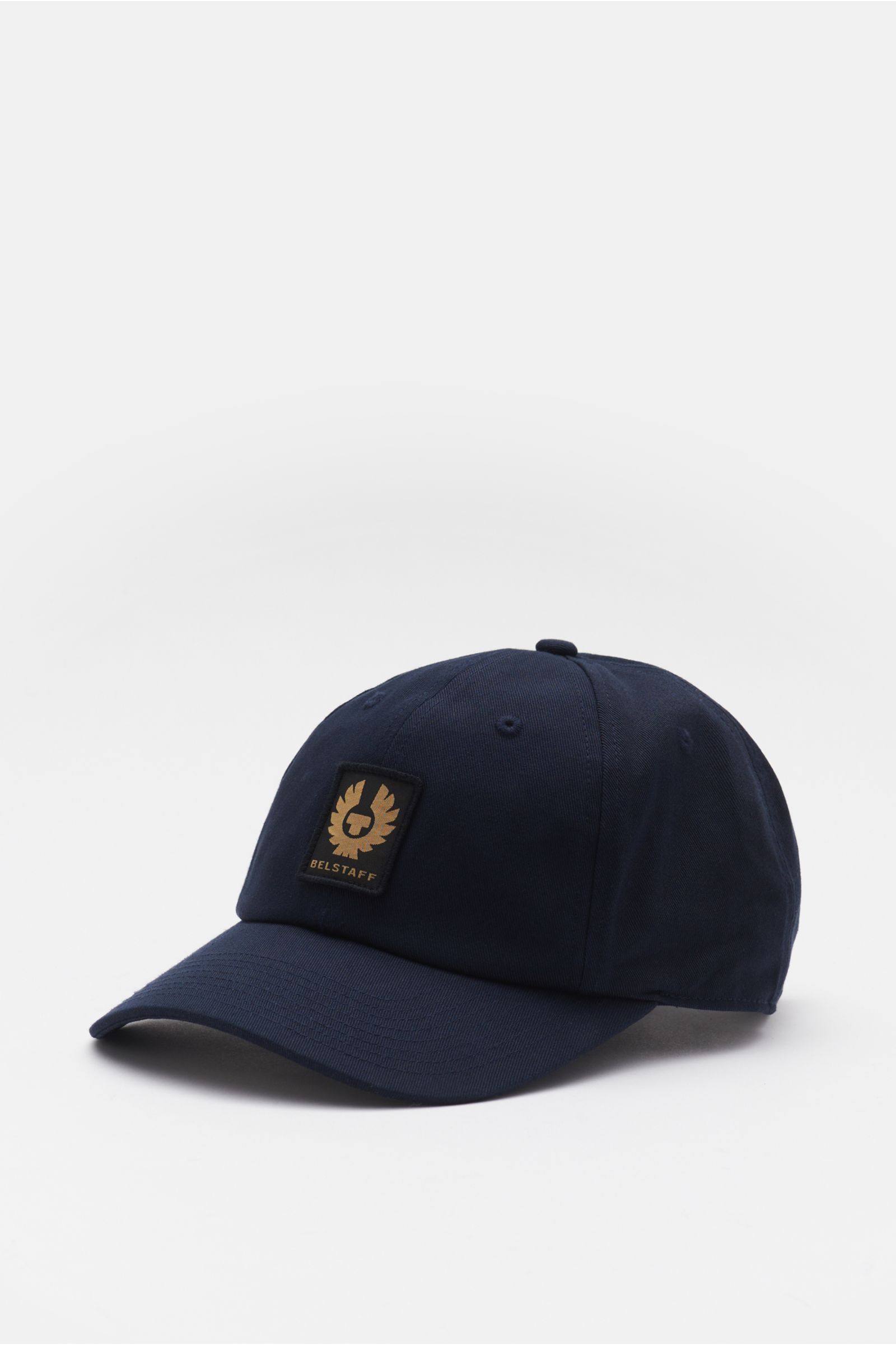 Belstaff Baseball-Cap dark navy shown from a front-side angle, made of pure cotton with a sturdy twill texture, featuring a BELSTAFF woven label on the front and an adjustable closure. Für sonnige Tage: Die Baseball-Cap aus robustem Baumwolltwill mit Webl