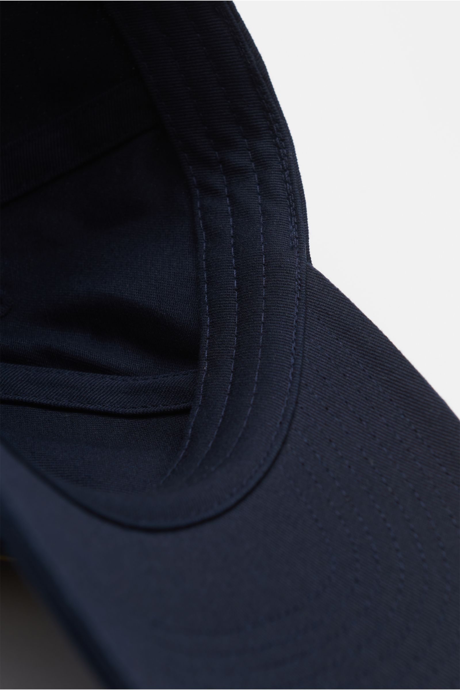 Close-up inside and front view of the Belstaff Baseball-Cap dark navy in robust cotton twill with BELSTAFF web label, adjustable closure, and durable structure, perfect for sunny days, urban looks, and summer vacations. Für sonnige Tage: Die Baseball-C