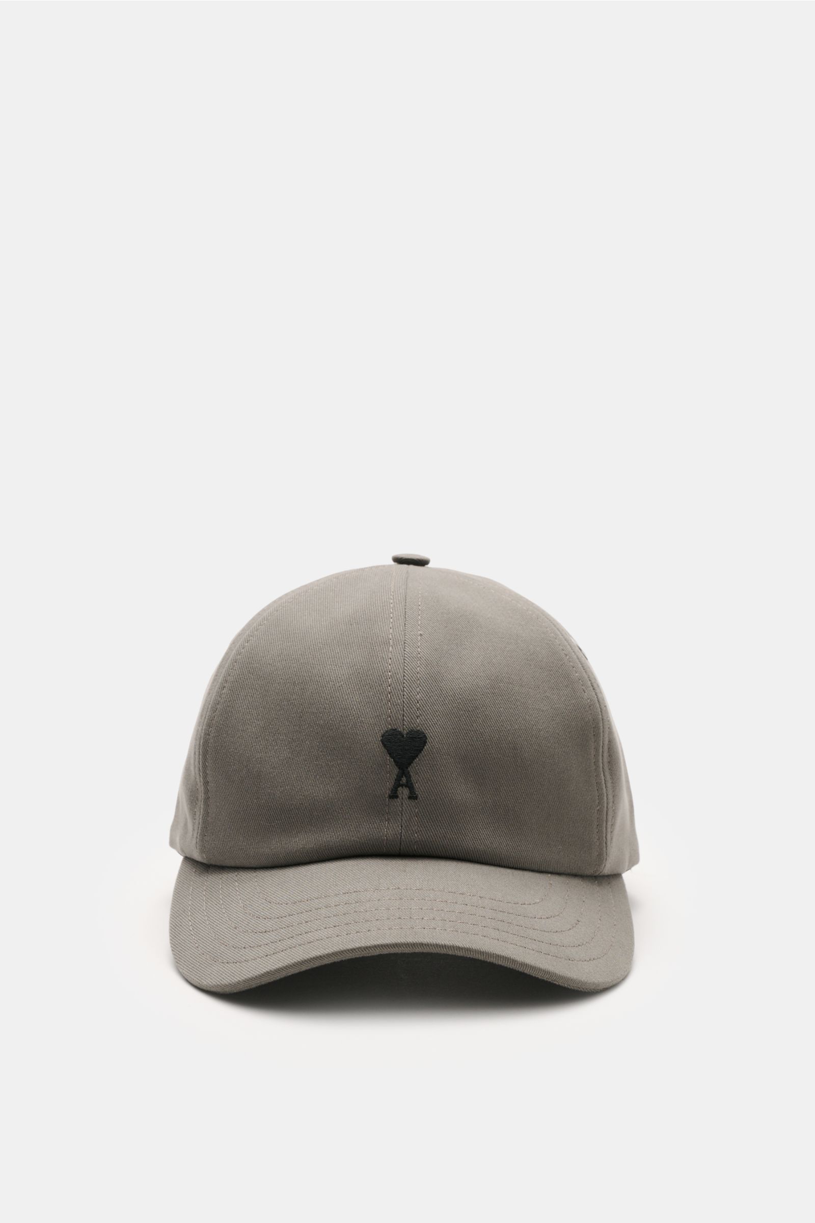 Ami Paris Baseball-Cap dunkelgrau aus reiner Baumwolle, frontal fotografiert mit gebogenem Schirm und schwarzem Herz-Logo-Stitching, verstellbar.