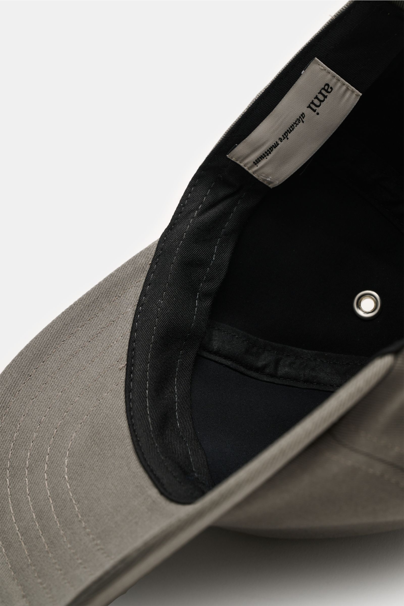 Ami Paris Baseball-Cap dunkelgrau aus reiner Baumwolle, weicher Griff, gebogener Schirm, verstellbarer Verschluss, Innenansicht mit Label und schwarzem Schweißband.