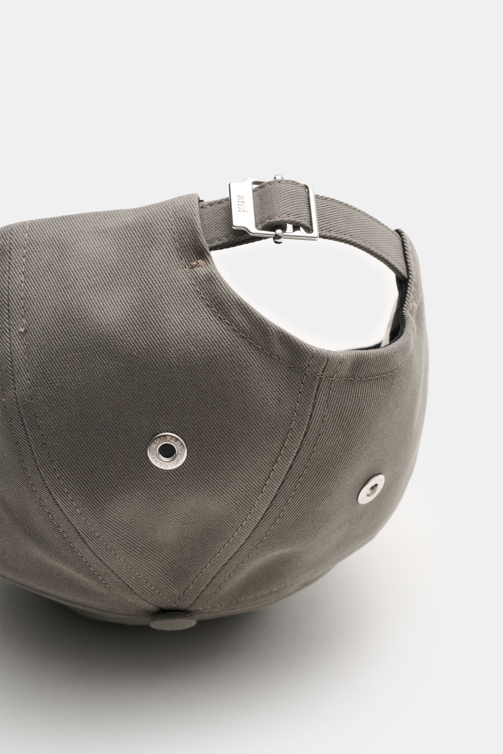 Ami Paris Baseball-Cap dunkelgrau aus reiner Baumwolle, Rückansicht mit verstellbarem Verschluss, weicher Griff, gebogener Schirm, Herz-Logo-Stitching.