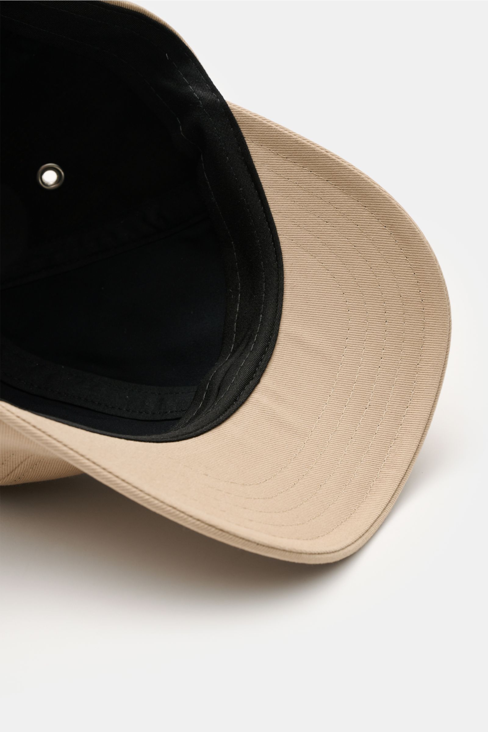 Ami Paris Baseball-Cap beige aus reiner Baumwolle, weicher Griff, gebogener Schirm, verstellbarer Verschluss, Innenansicht von oben, kontrastfarbenes Herz-Logo-Stitching.