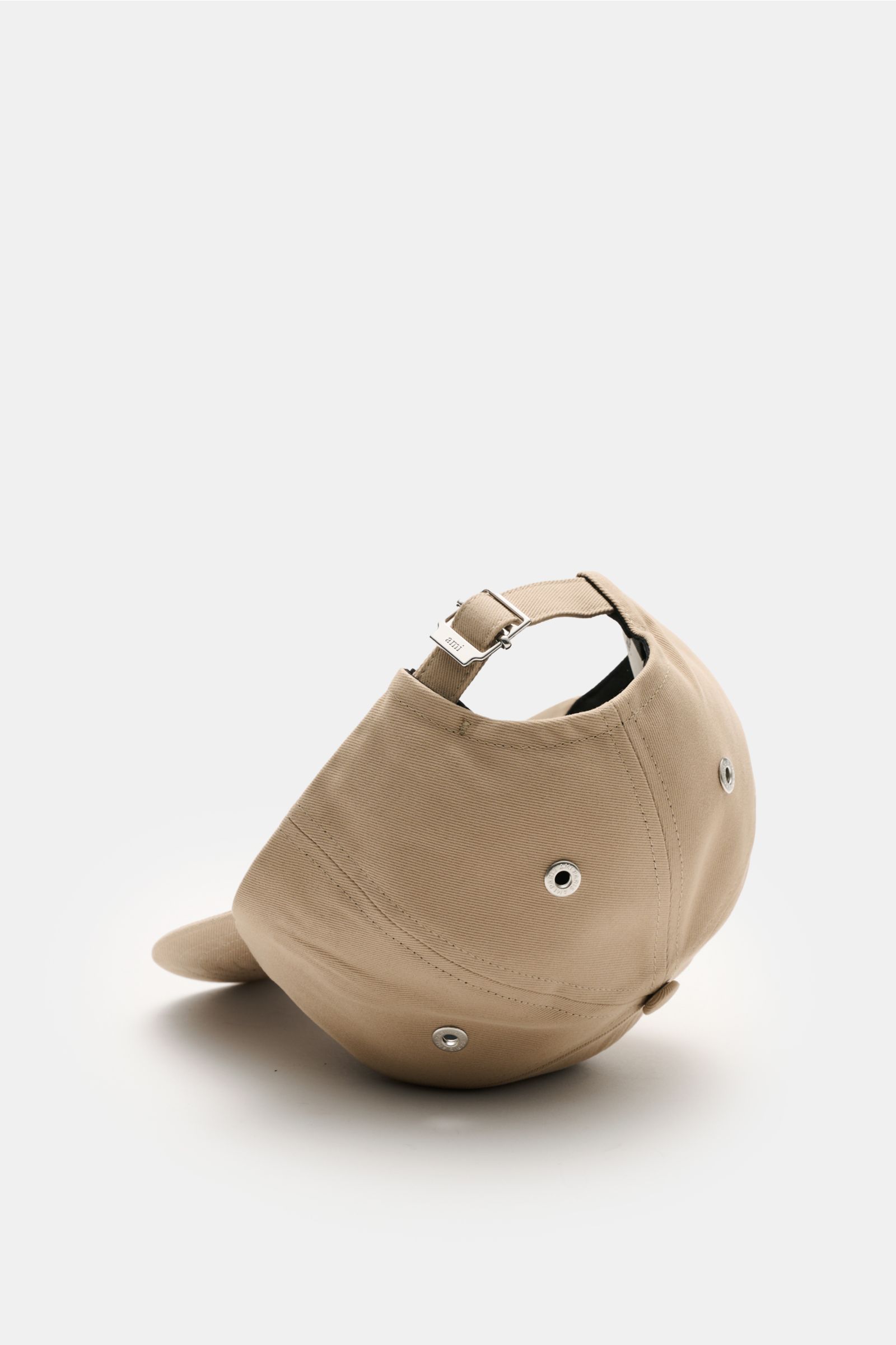 Ami Paris Baseball-Cap beige aus reiner Baumwolle mit weichem Griff, gebogenem Schirm, verstellbarem Verschluss, Herz-Logo, Rückansicht schräg fotografiert.