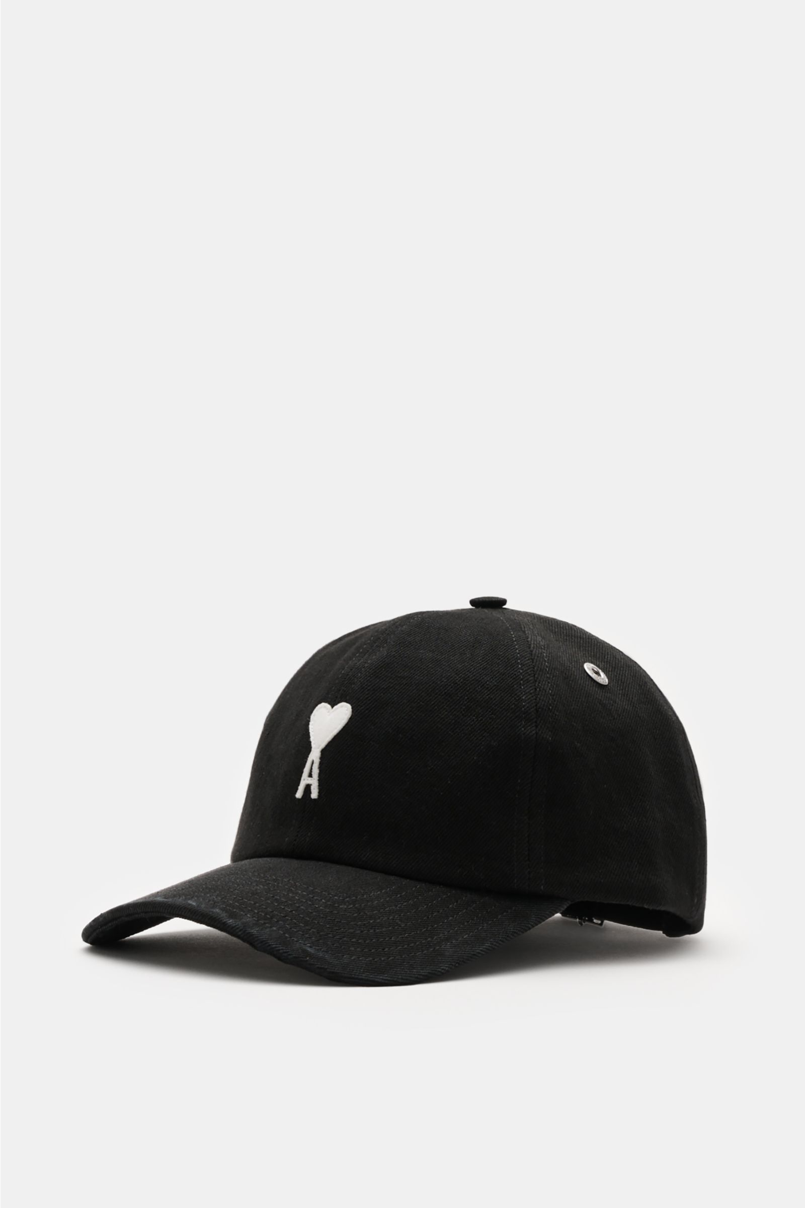 Ami Paris Baseball-Cap schwarz shown from front-left angle, made of pure cotton with soft feel, curved brim, contrasting white heart logo patch, and adjustable closure. 

A french affair: Diese Baseball-Cap aus reiner Baumwolle von AMI PARIS ergänzt Ih
