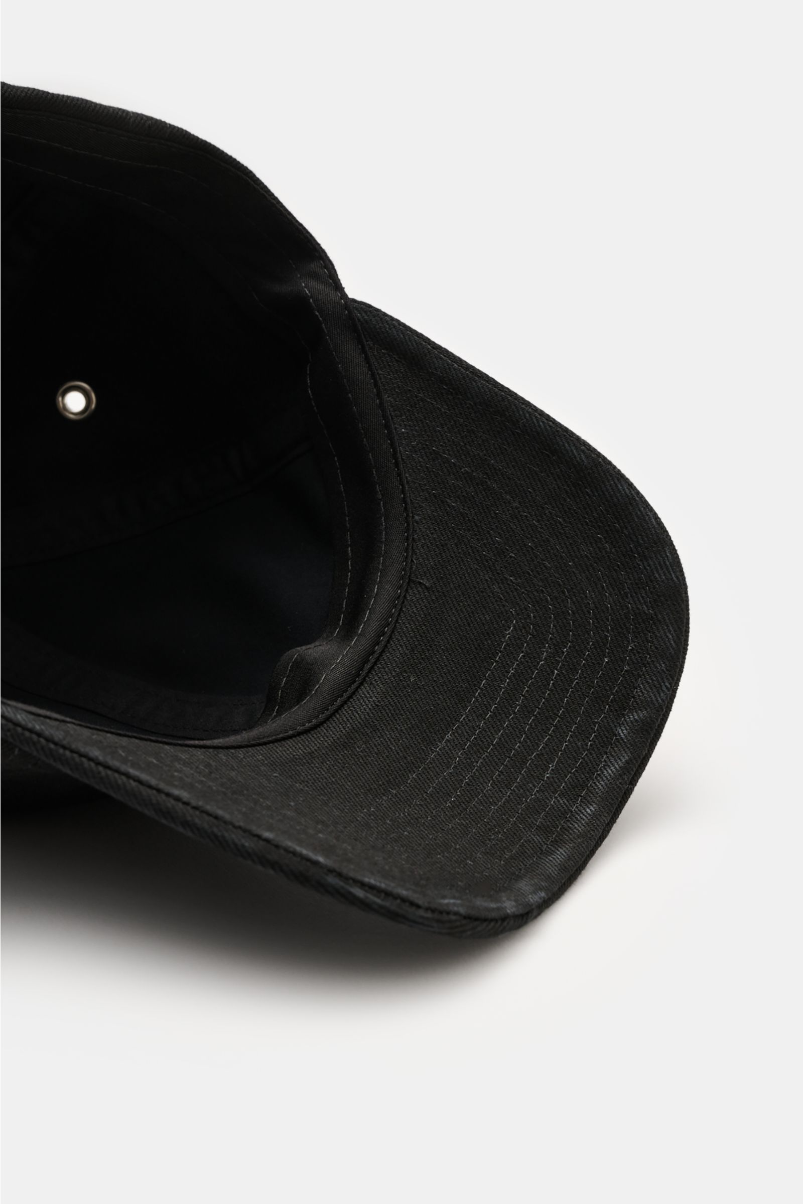 Ami Paris Baseball-Cap schwarz shown from inside top view, pure cotton with soft grip, curved brim, contrast logo patch, adjustable strap. A french affair: Diese Baseball-Cap aus reiner Baumwolle von AMI PARIS ergänzt Ihren Look stilvoll und wird von d