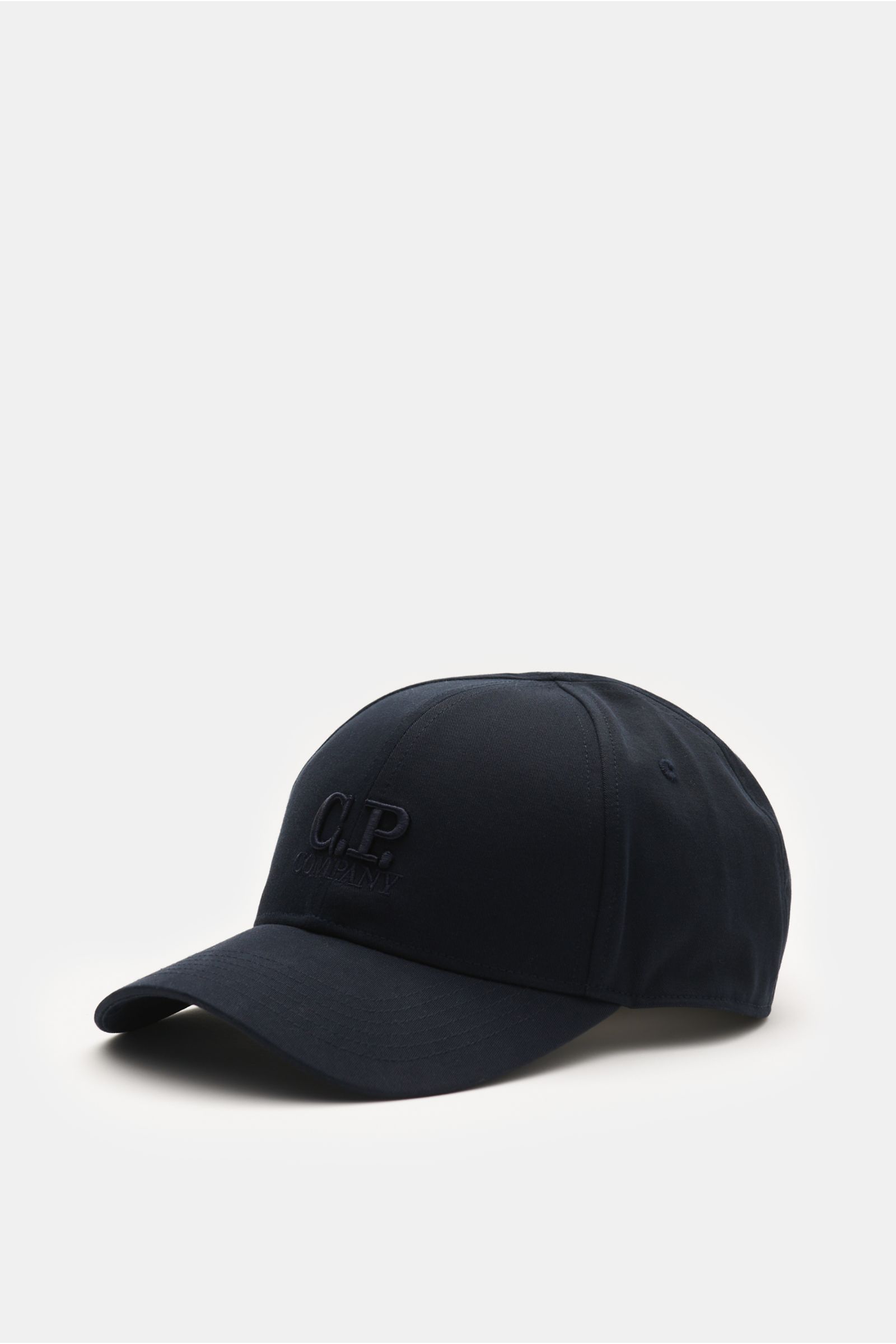 C.P. Company Baseball-Cap navy shown from a front-side angle, made of pure cotton gabardine with a fine weave, lightweight, breathable, garment dyed, featuring a 3D logo embroidery and adjustable closure for a perfect fit. Die cleane Baseball-Cap aus rein