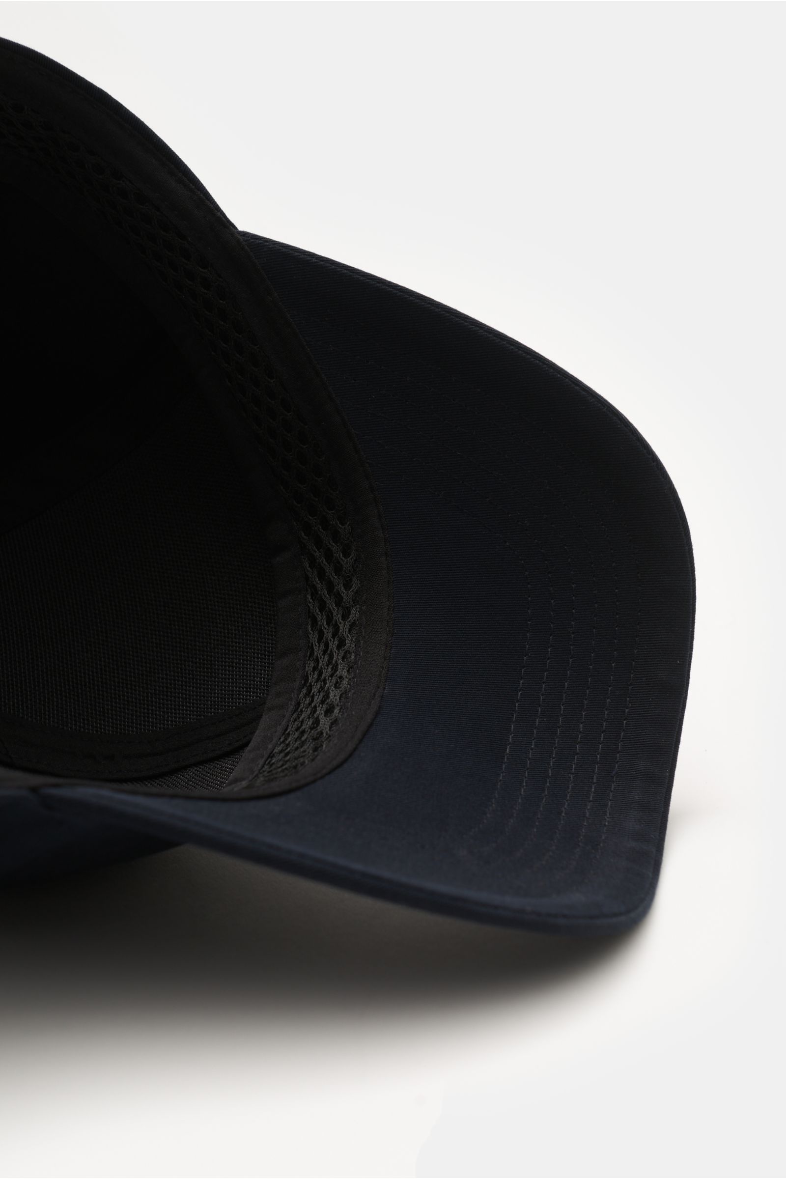 C.P. Company Baseball-Cap navy shown from inside front brim view, made of breathable pure cotton gabardine with 3D logo embroidery, garment dyed, fine weave, lightweight, and adjustable strap.