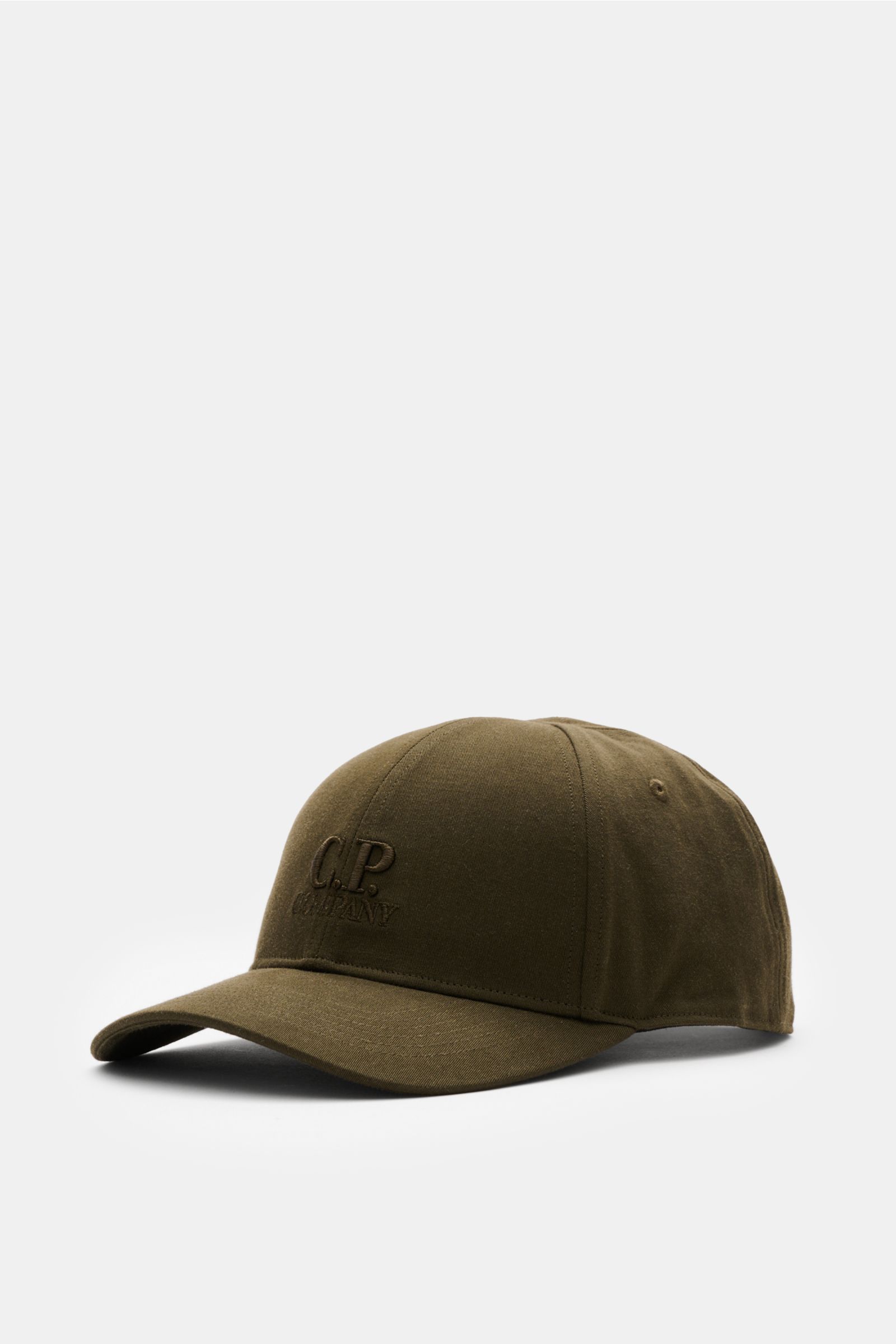C.P. Company Baseball-Cap khaki shown from a front-left angle, made of pure cotton gabardine with a fine weave, lightweight and breathable fabric, garment dyed, featuring 3D logo embroidery and adjustable strap. Die cleane Baseball-Cap aus reinem Baumwoll