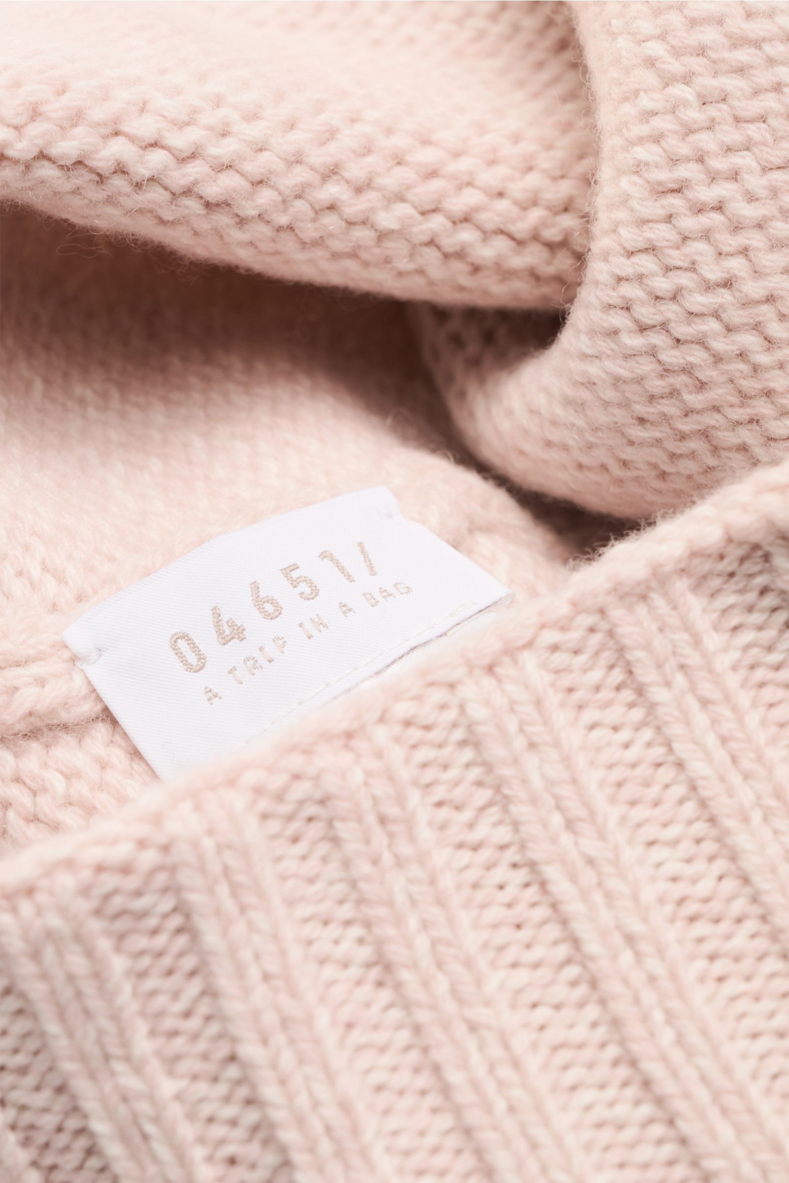 04651/ A trip in a bag Mütze 'Mouline Hat' rosé meliert aus Woll-Cashmere-Mix mit breitem Umschlag, weicher Griff, Nahaufnahme von innen und Label.