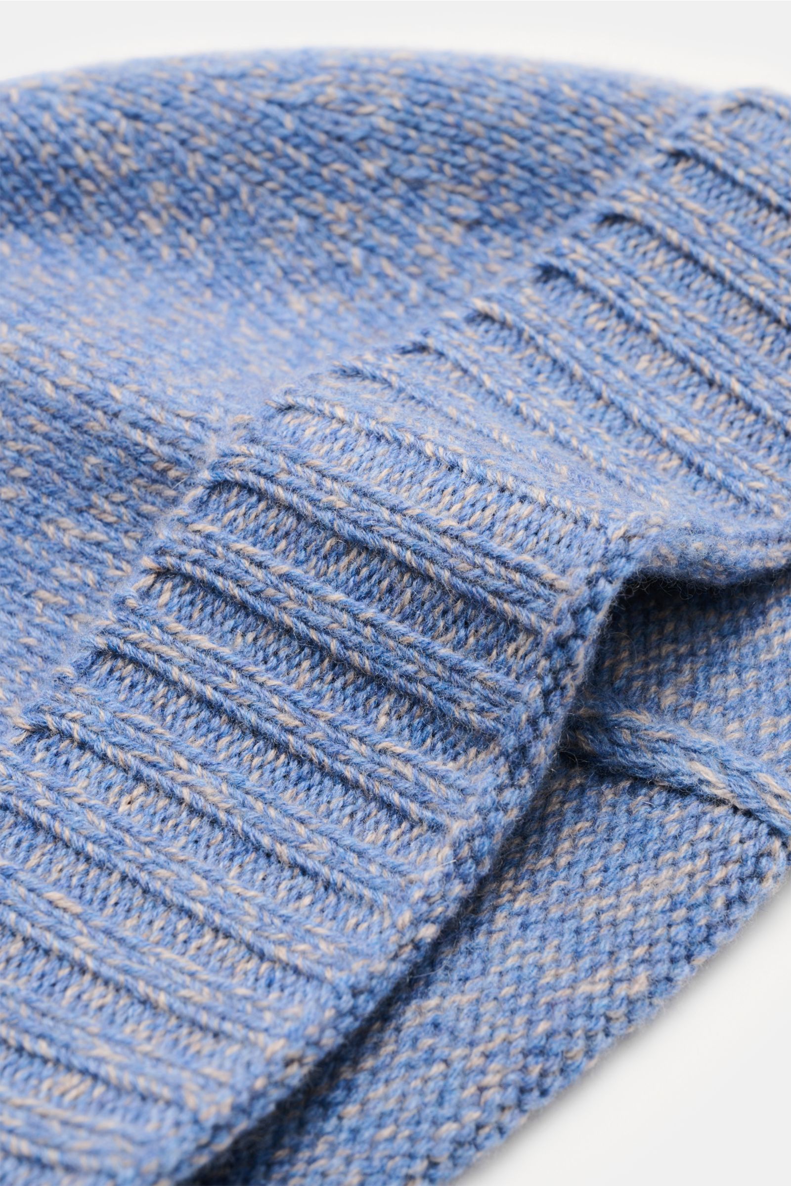Close-up angled view of 04651/ A trip in a bag Beanie 'Mouline Hat' smoky blue/beige mottled, showing the wide turn-up cuff and soft wool-cashmere knit texture.

Stylish all winter long: Create comfortable yet stylish outfits even on cold days with thi