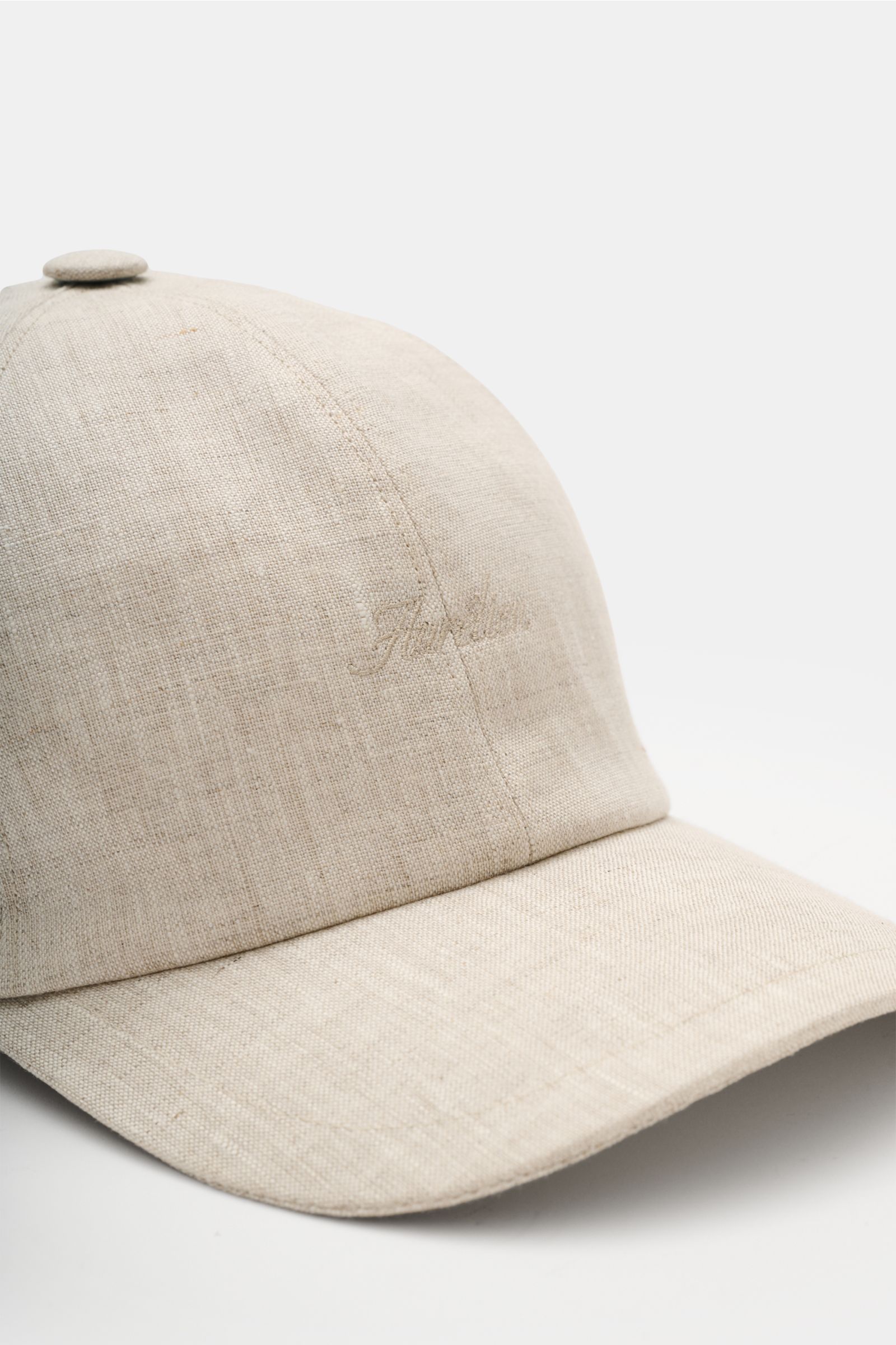Aurélien Baseball-Cap beige aus reinem Leinen, leicht griffig, Six-Panel-Stil, gebogener Schirm, tonales Logo-Stitching, Baumwollfutter, Nahaufnahme vorn rechts.