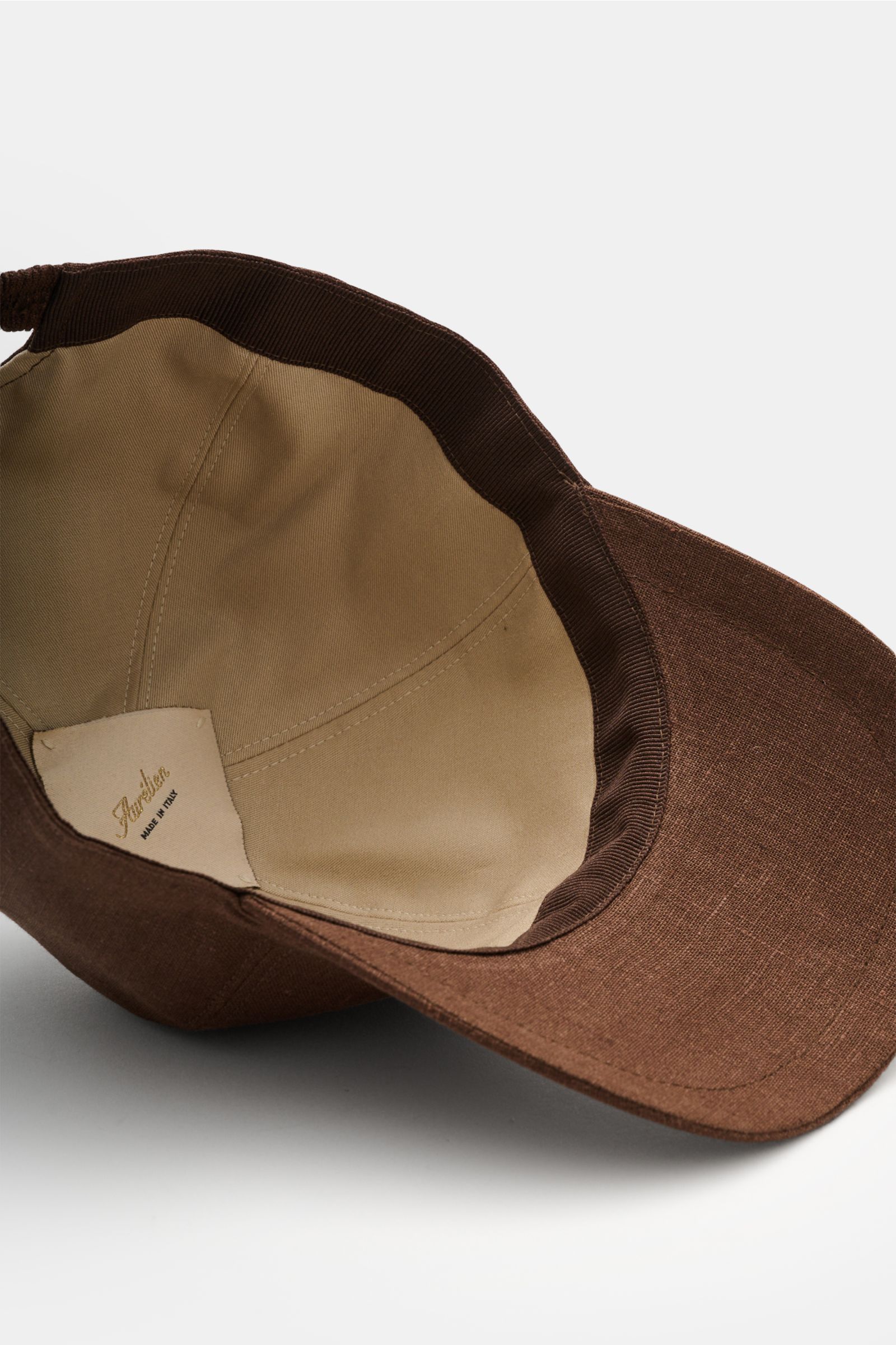 Aurélien Baseball-Cap dunkelbraun aus reinem Leinen, Innenansicht mit Baumwollfutter, gebogener Schirm, Six-Panel-Stil, tonales Logo-Stitching.